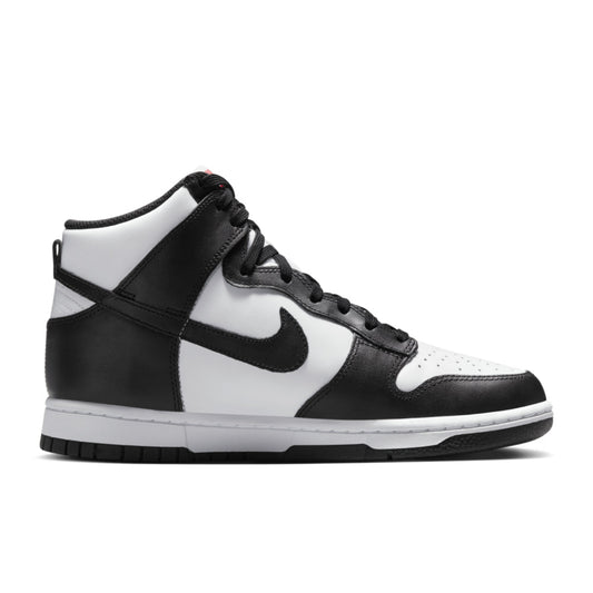 Nike Dunk High Wmns Panda 2021 – Damen Sneaker in Schwarz-Weiß mit hohem Schaft, schwarzem Swoosh und zweifarbiger Gummisohle, Seitenansicht vor weißem Hintergrund.
