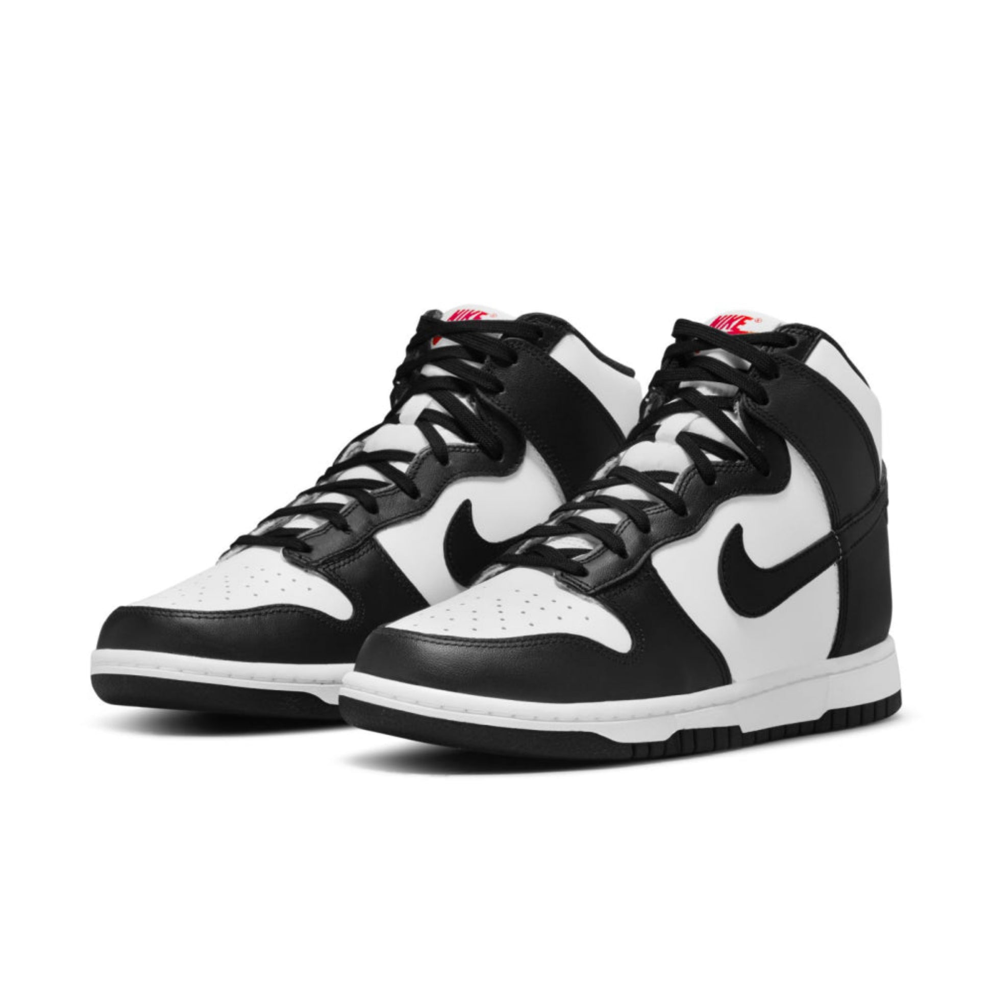 Nike Dunk High Wmns Panda 2021 – Paar Damen Sneaker in Schwarz-Weiß mit hohem Schaft, perforierter Zehenkappe und schwarzem Swoosh, leicht schräge Vorderansicht vor weißem Hintergrund.