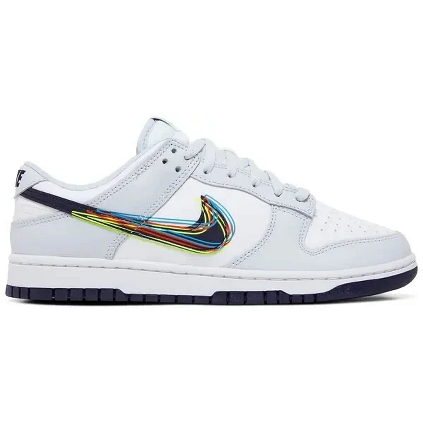 Nike Dunk Low 3D Swoosh – Seitenansicht des weißen Low-Top-Sneakers mit auffälligem, mehrfarbigem 3D-Swoosh in Blau, Gelb, Grün und Rot, weißen Schnürsenkeln und dunkler Außensohle auf weißem Hintergrund