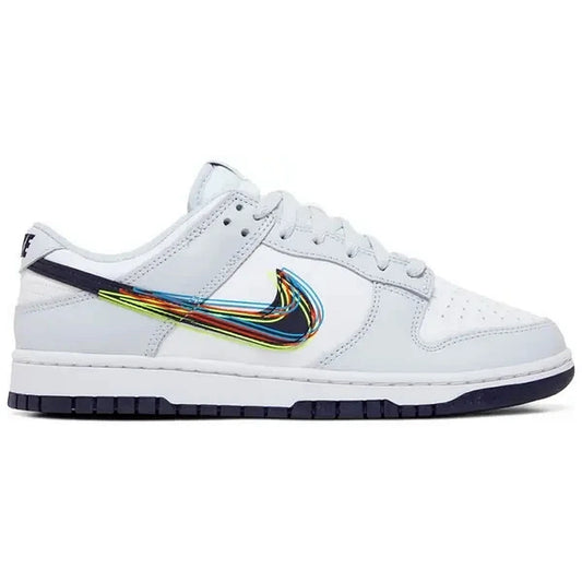 Nike Dunk Low 3D Swoosh – Seitenansicht des weißen Low-Top-Sneakers mit auffälligem, mehrfarbigem 3D-Swoosh in Blau, Gelb, Grün und Rot, weißen Schnürsenkeln und dunkler Außensohle auf weißem Hintergrund