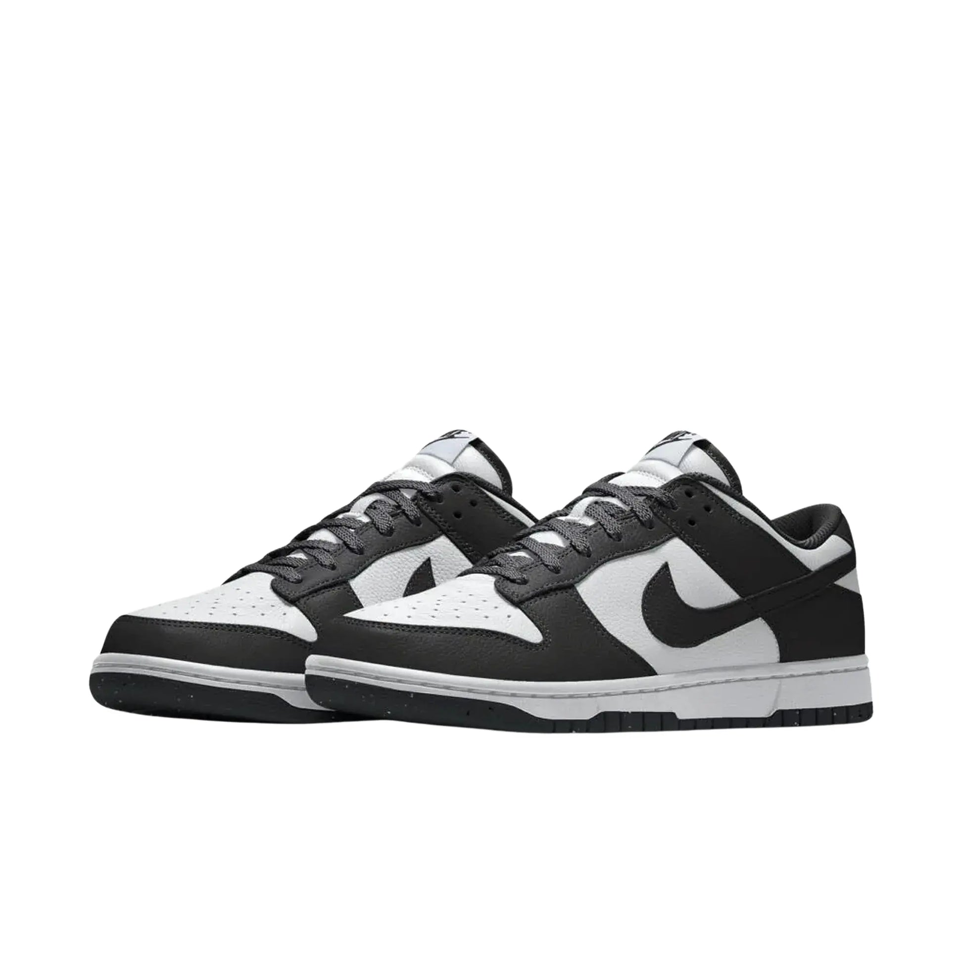 Nike Dunk Low By You Panda – Paaransicht der schwarzen und weißen Low-Top-Sneaker mit klassischem Panda-Colorway, weißem Swoosh und perforierter Toebox auf weißem Hintergrund