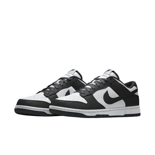 Nike Dunk Low By You Panda – Paaransicht der schwarzen und weißen Low-Top-Sneaker mit klassischem Panda-Colorway, weißem Swoosh und perforierter Toebox auf weißem Hintergrund