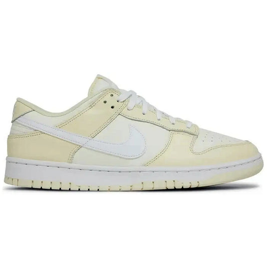 Nike Dunk Low Coconut Milk – Seitenansicht der cremefarbenen Sneaker mit weißen Overlays, glattem Leder, klassischem Swoosh und heller Gummisohle auf weißem Hintergrund