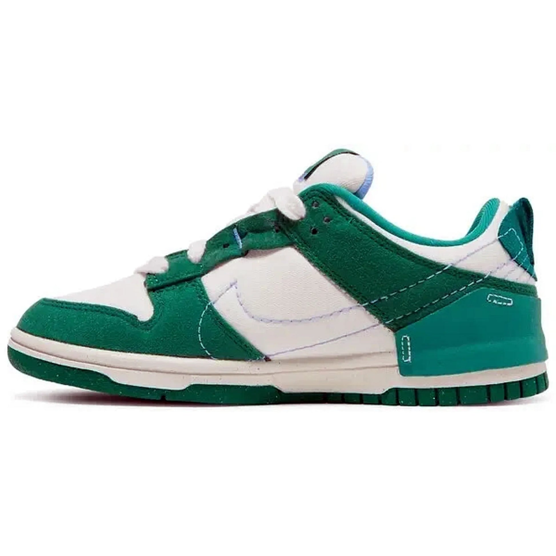 Nike Dunk Low Disrupt 2 Wmns Phantom University Blue – Seitenansicht des Damen-Sneakers in Grün und Weiß mit blauem Swoosh-Stitching, Wildleder-Overlays und moderner Low-Cut-Silhouette auf weißem Hintergrund