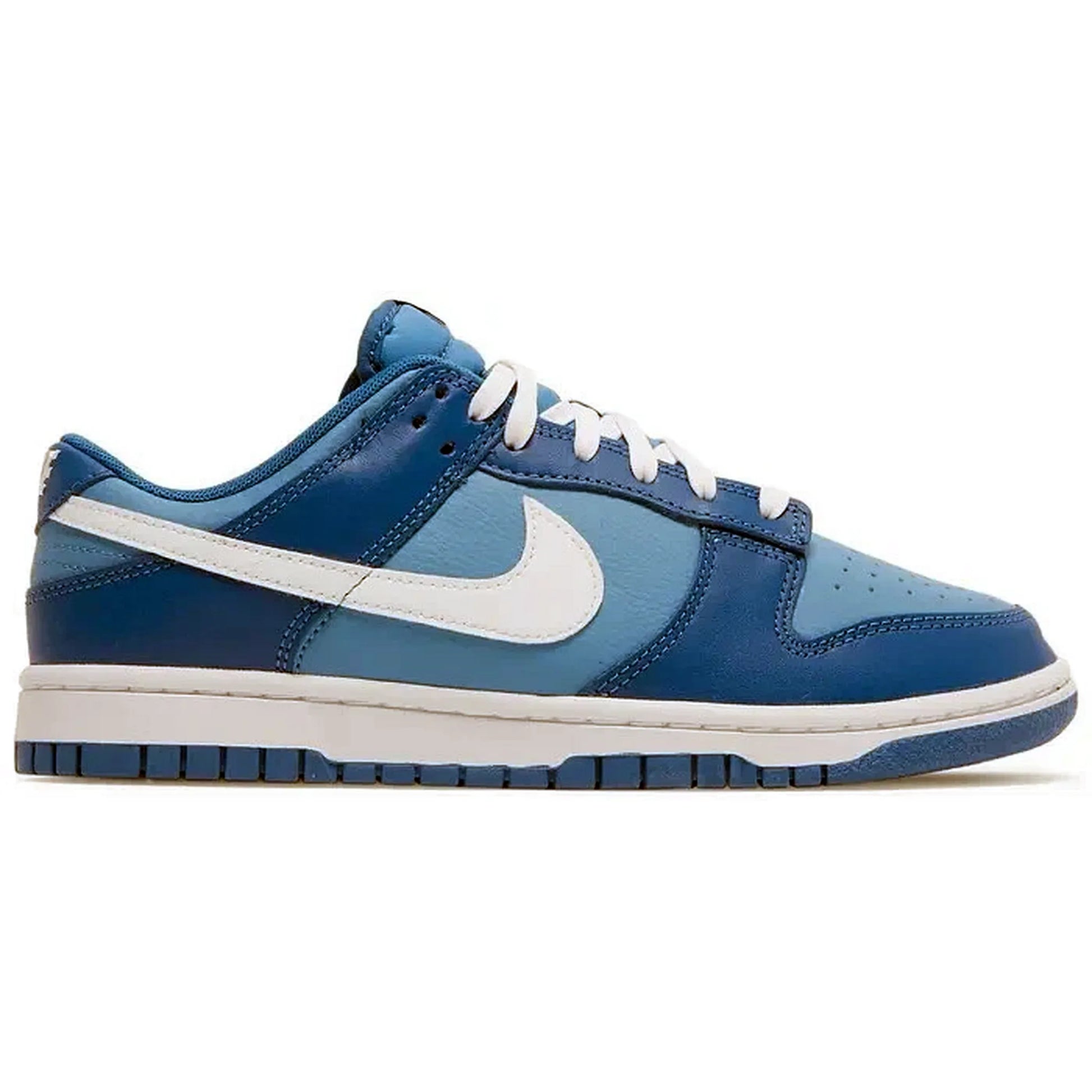 Nike Dunk Low Dark Marina Blue – Seitenansicht des blauen Low-Top-Sneakers mit zweifarbigem Leder-Upper in Dunkel- und Hellblau, weißem Nike-Swoosh und klassischer Gummisohle auf weißem Hintergrund