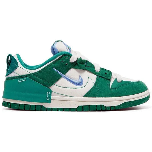 Nike Dunk Low Disrupt 2 Wmns Phantom University Blue – Seitenansicht des Damen-Sneakers in Grün, Weiß und Blau mit gesticktem Swoosh, mehrlagigem Design und nachhaltiger Gummisohle auf weißem Hintergrund