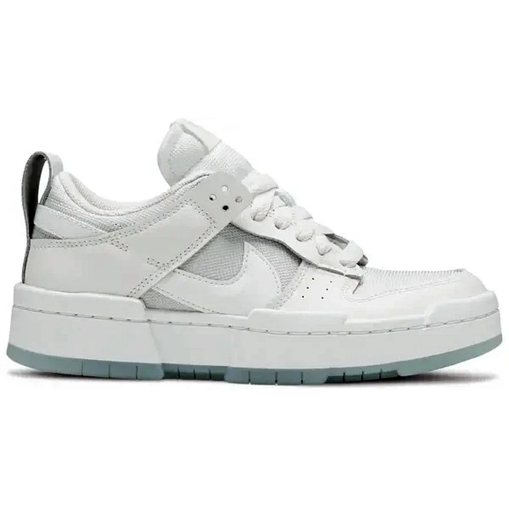 Nike Dunk Low Disrupt Wmns Photon Dust – Seitenansicht des weißen Damen-Sneakers mit grauen Details und heller Gummisohle auf weißem Hintergrund