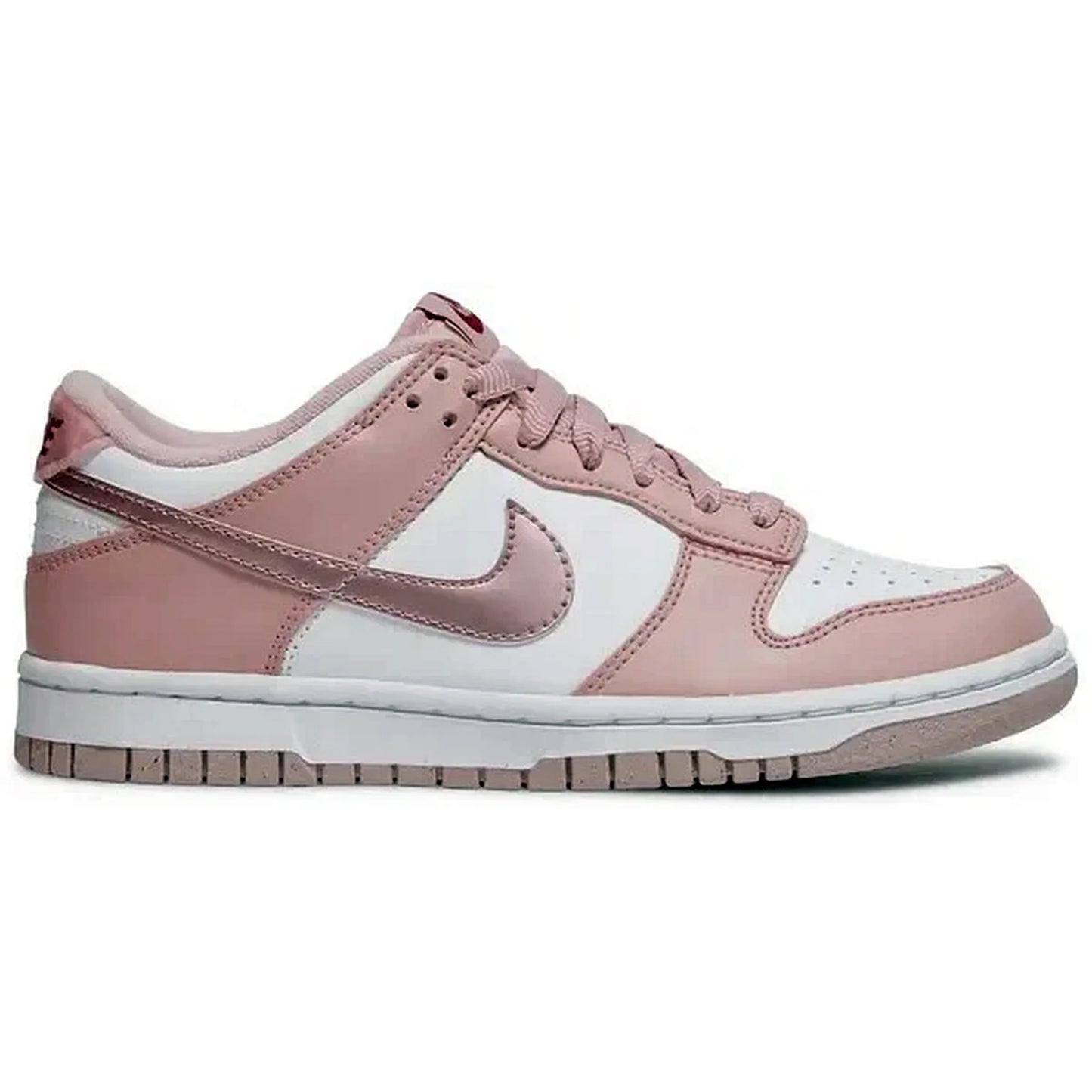 Nike Dunk Low GS Pink Velvet – Seitenansicht des rosa-weißen Sneakers mit samtigen Details und klassischem Nike-Swoosh für Kinder und Damen auf weißem Hintergrund