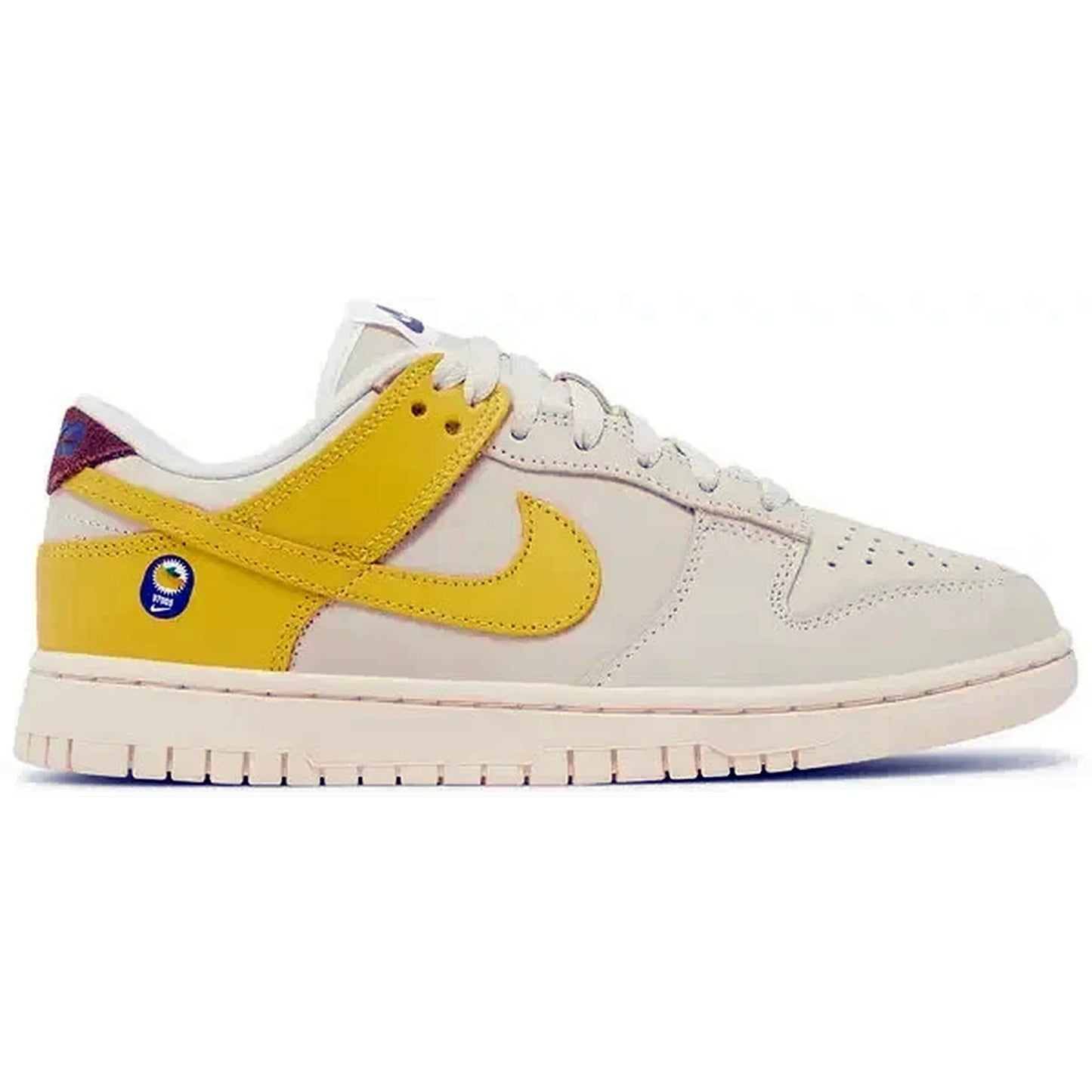 Nike Dunk Low LX Wmns Banana – Seitenansicht des beige-gelben Damen-Sneakers mit gelbem Swoosh, Stickerei einer Banane auf der Ferse und heller Gummisohle auf weißem Hintergrund