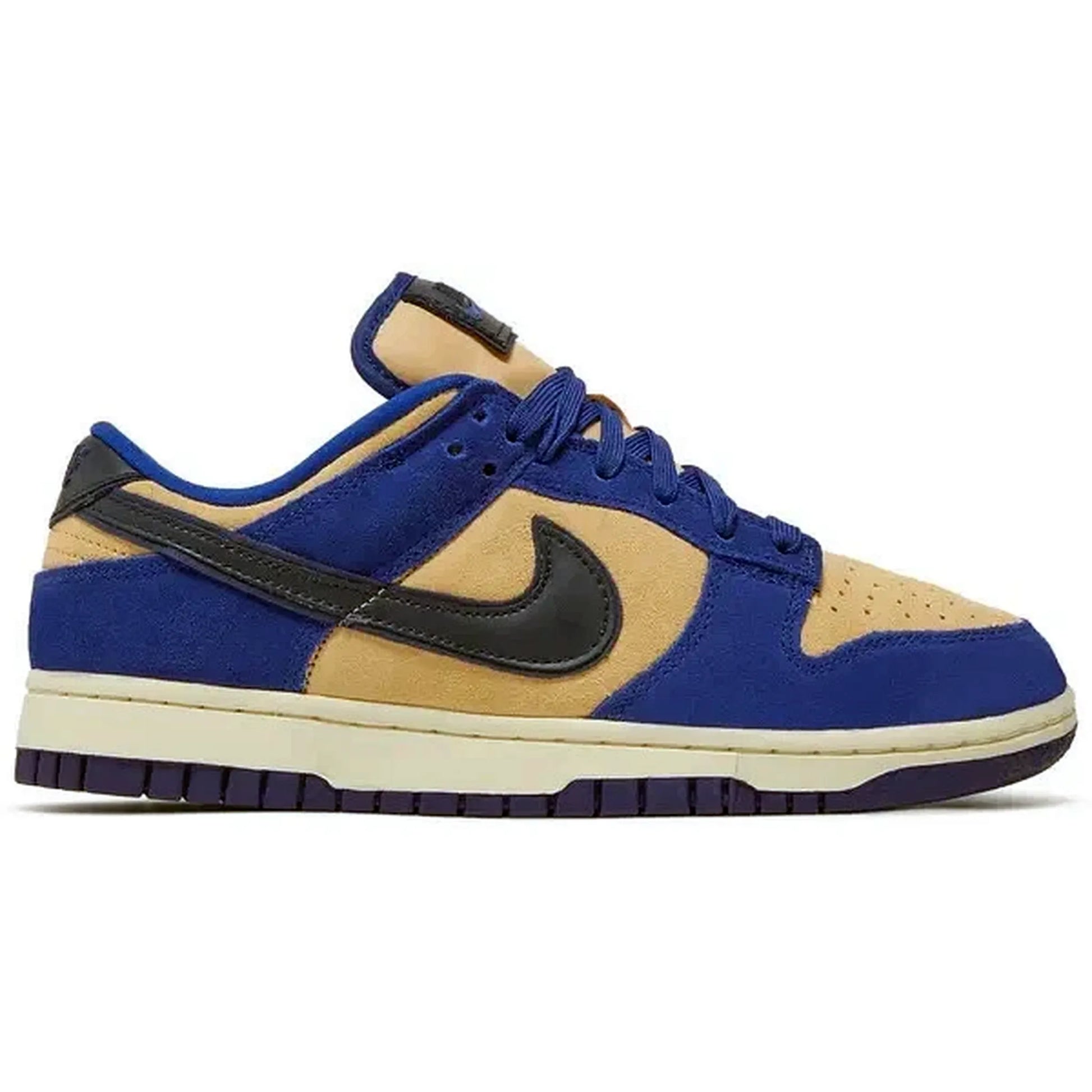 Nike Dunk Low LX Wmns Blue Suede – Seitenansicht des Damen-Sneakers aus blauem und beigefarbenem Wildleder mit schwarzem Swoosh, cremefarbener Zwischensohle und dunkler Außensohle auf weißem Hintergrund