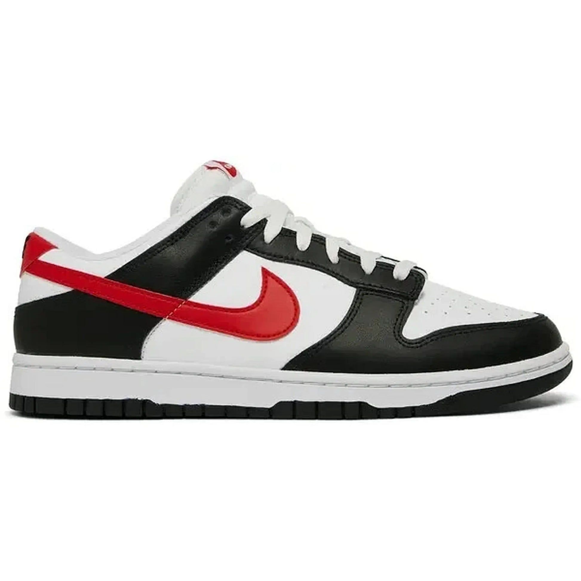 Nike Dunk Low Retro Red Swoosh Panda – Seitenansicht des schwarz-weißen Sneakers mit rotem Swoosh und klassischer Gummisohle auf weißem Hintergrund