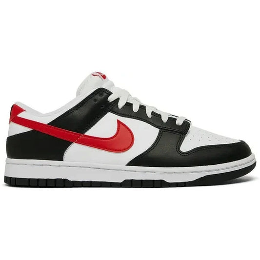 Nike Dunk Low Retro Red Swoosh Panda – Seitenansicht des schwarz-weißen Sneakers mit rotem Swoosh und klassischer Gummisohle auf weißem Hintergrund