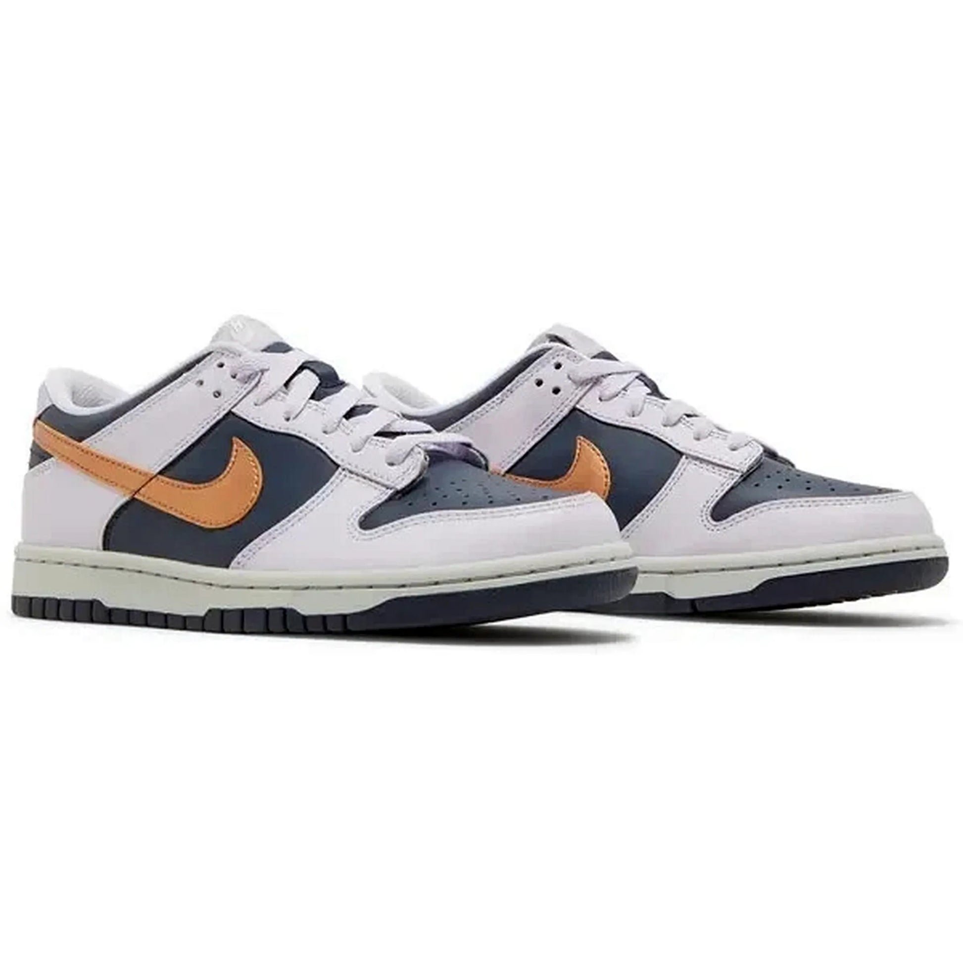 Nike Dunk Low SE GS Copper Swoosh – Paaransicht des grauen und marineblauen Sneakers mit kupferfarbenem Swoosh, moderne Low-Top-Silhouette auf weißem Hintergrund.