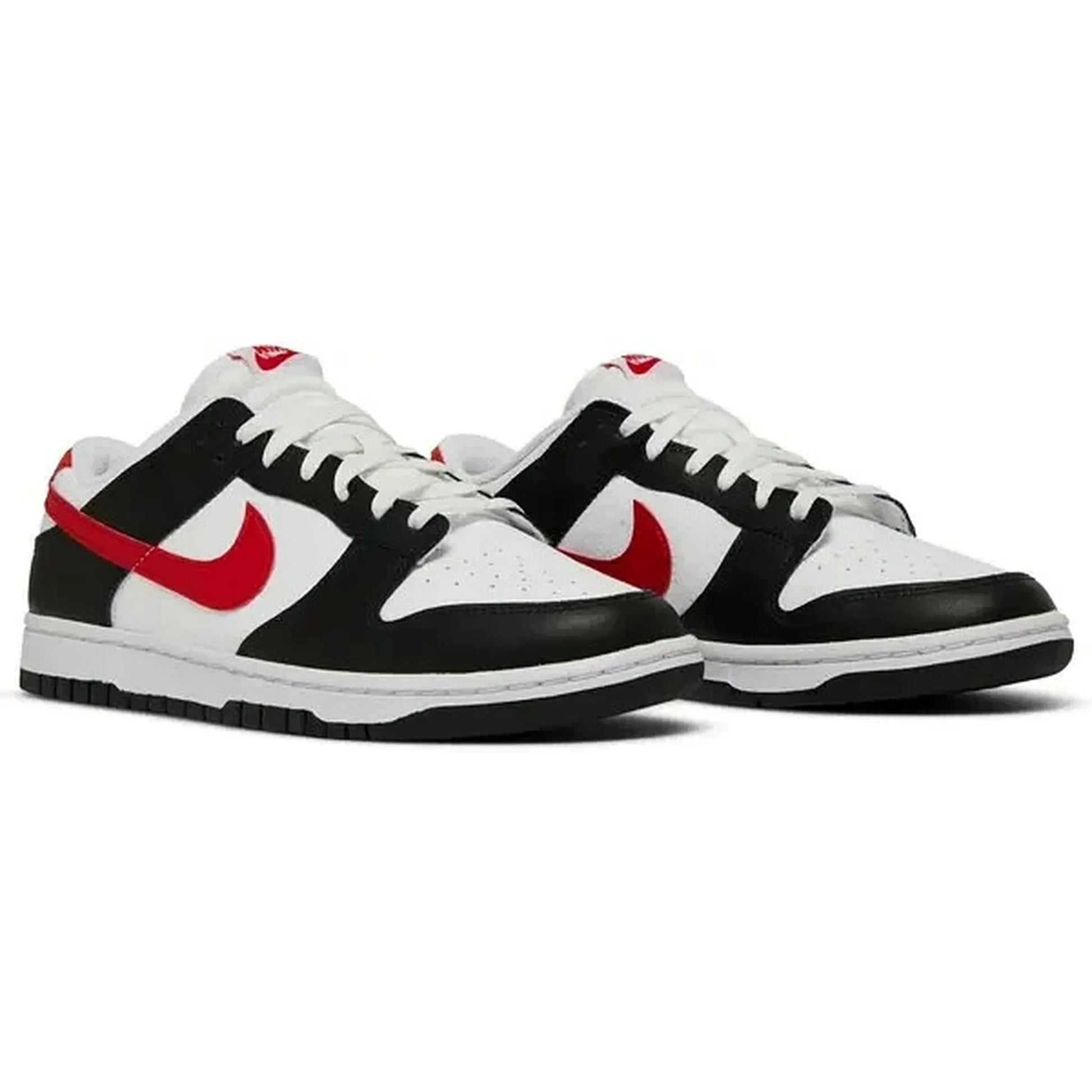 Nike Dunk Low Retro Red Swoosh Panda – dynamische Vorderansicht des schwarz-weißen Sneakers mit auffälligem roten Swoosh und klassischen Nike-Details auf weißem Hintergrund.