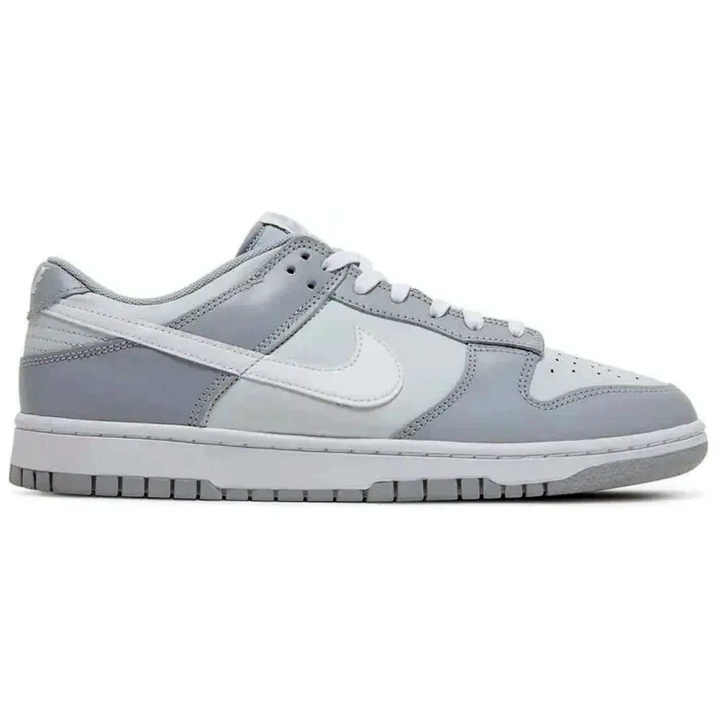 Nike Dunk Low Two Tone Grey – grauer Herren-Sneaker mit hellgrauen und weißen Ledereinsätzen, seitliche Ansicht auf weißem Hintergrund.