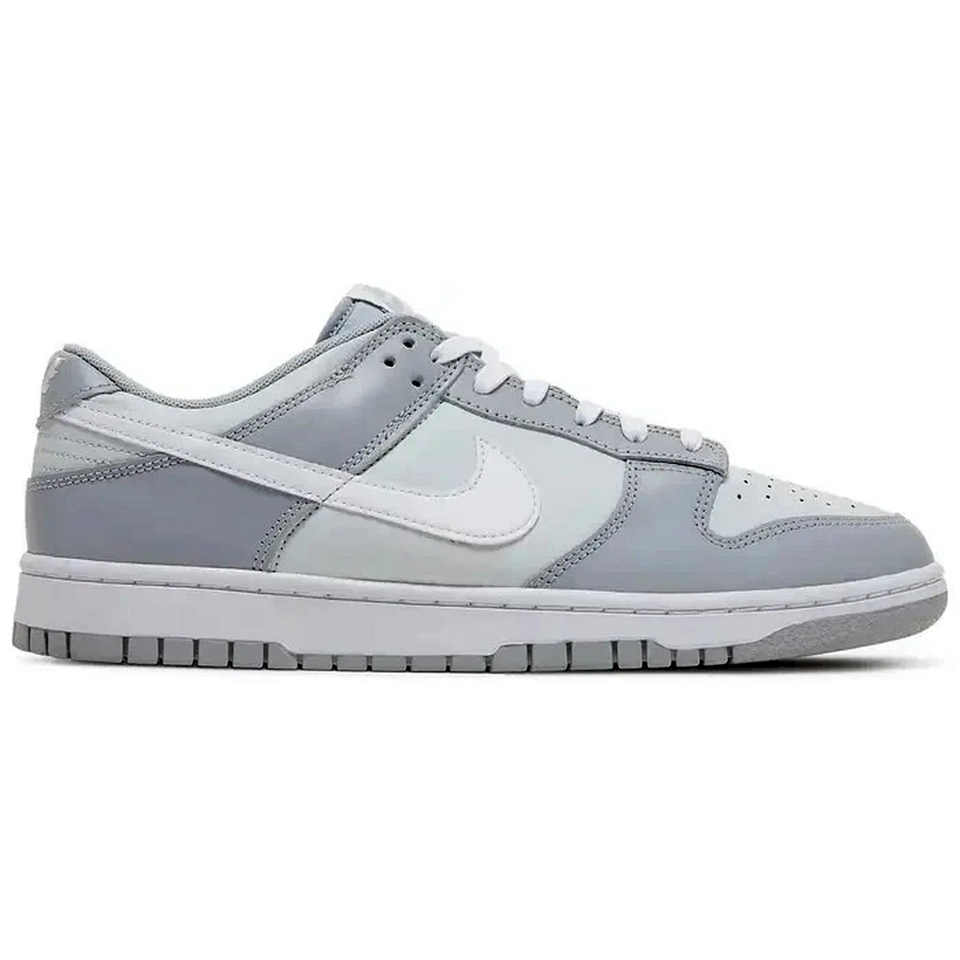 Nike Dunk Low Two Tone Grey – grauer Herren-Sneaker mit hellgrauen und weißen Ledereinsätzen, seitliche Ansicht auf weißem Hintergrund.