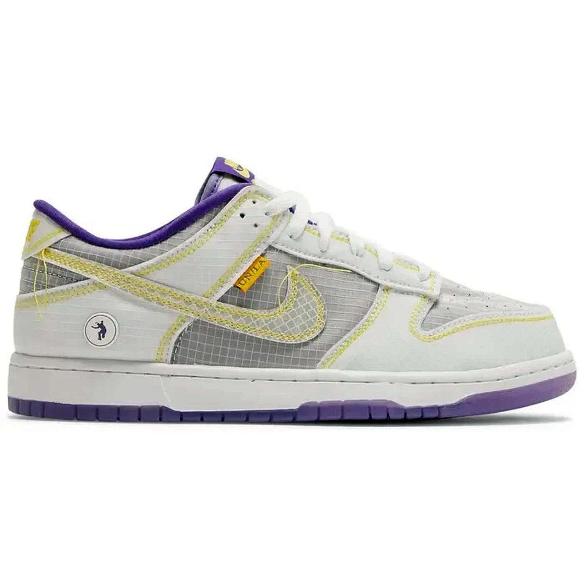 Nike Dunk Low Union Passport Pack Court Purple – Sneaker mit transluzentem Upper, gelben Nähten, lilafarbener Sohle und weißen Laces, seitliche Ansicht auf weißem Hintergrund.