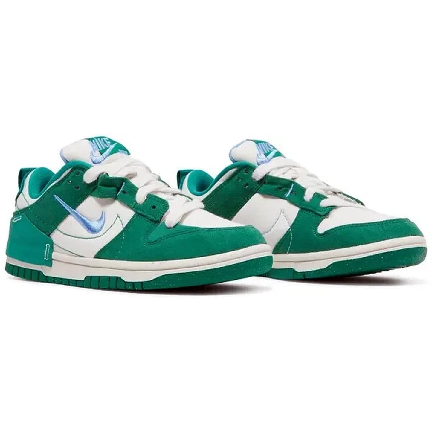 Nike Dunk Low Disrupt 2 Wmns Phantom University Blue – Vorderansicht des grünen Damen-Sneakers mit weißen Ledereinsätzen, doppeltem Swoosh in Blau und markanter Retro-Sohle auf weißem Hintergrund