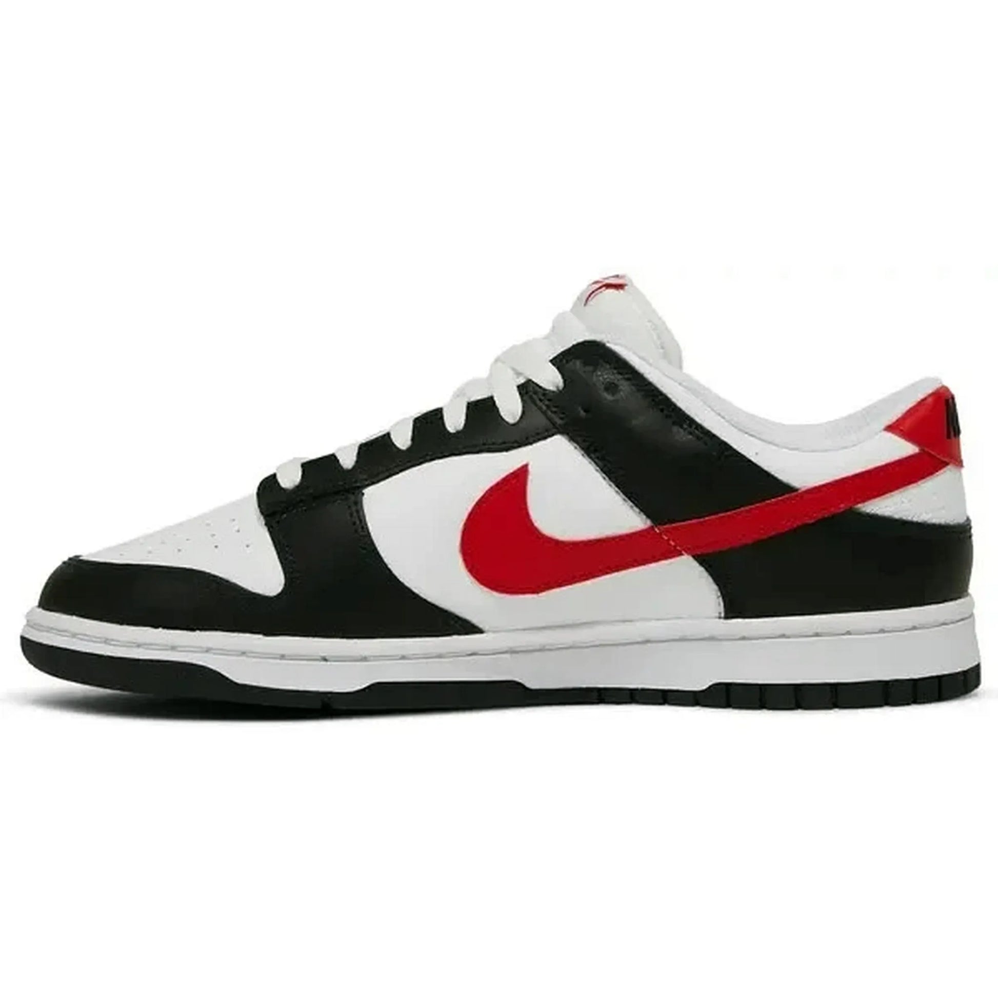 Nike Dunk Low Retro Red Swoosh Panda – Innenseitenansicht des schwarz-weißen Sneakers mit rotem Nike-Swoosh und weißer Mittelsohle auf weißem Hintergrund