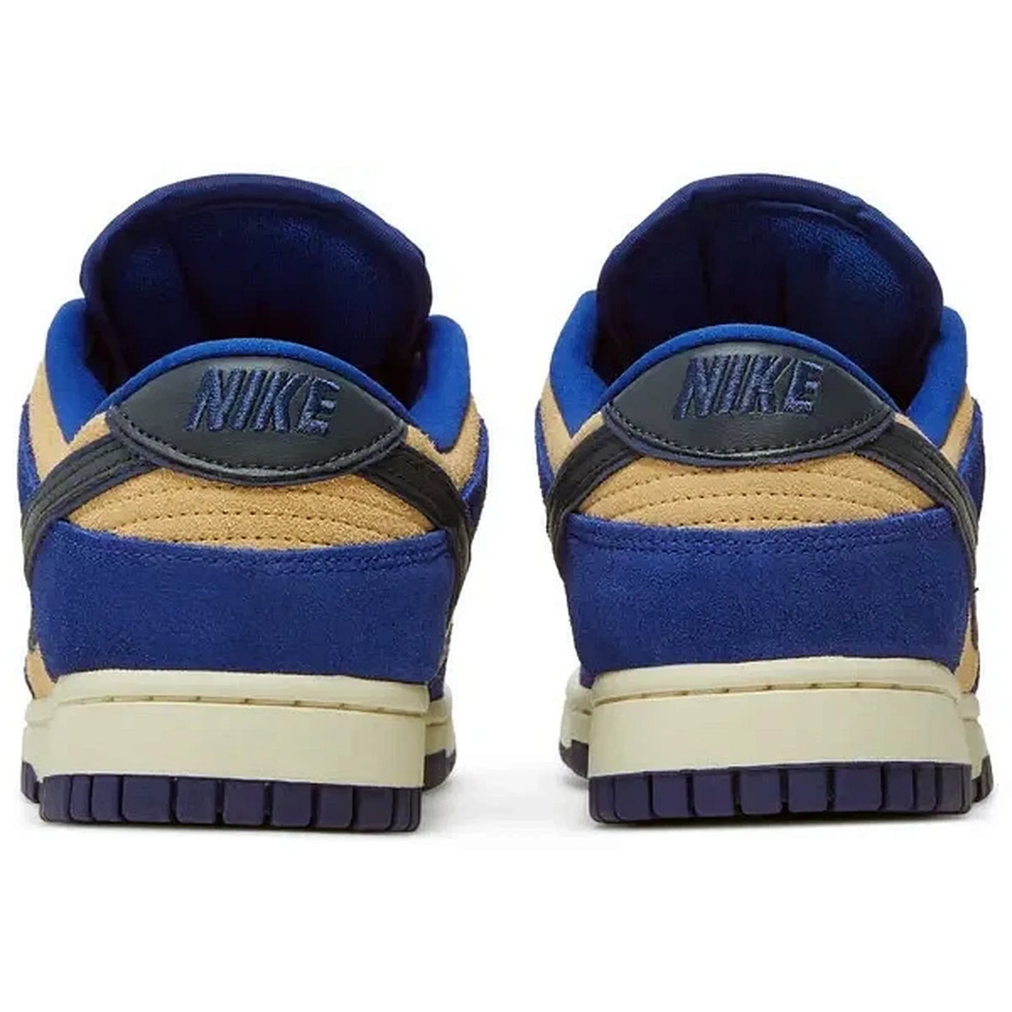 Nike Dunk Low LX Wmns Blue Suede – Rückansicht des blauen und beigen Wildleder-Sneakers mit schwarzem „Nike“-Logo auf der Ferse und cremefarbener Zwischensohle auf weißem Hintergrund