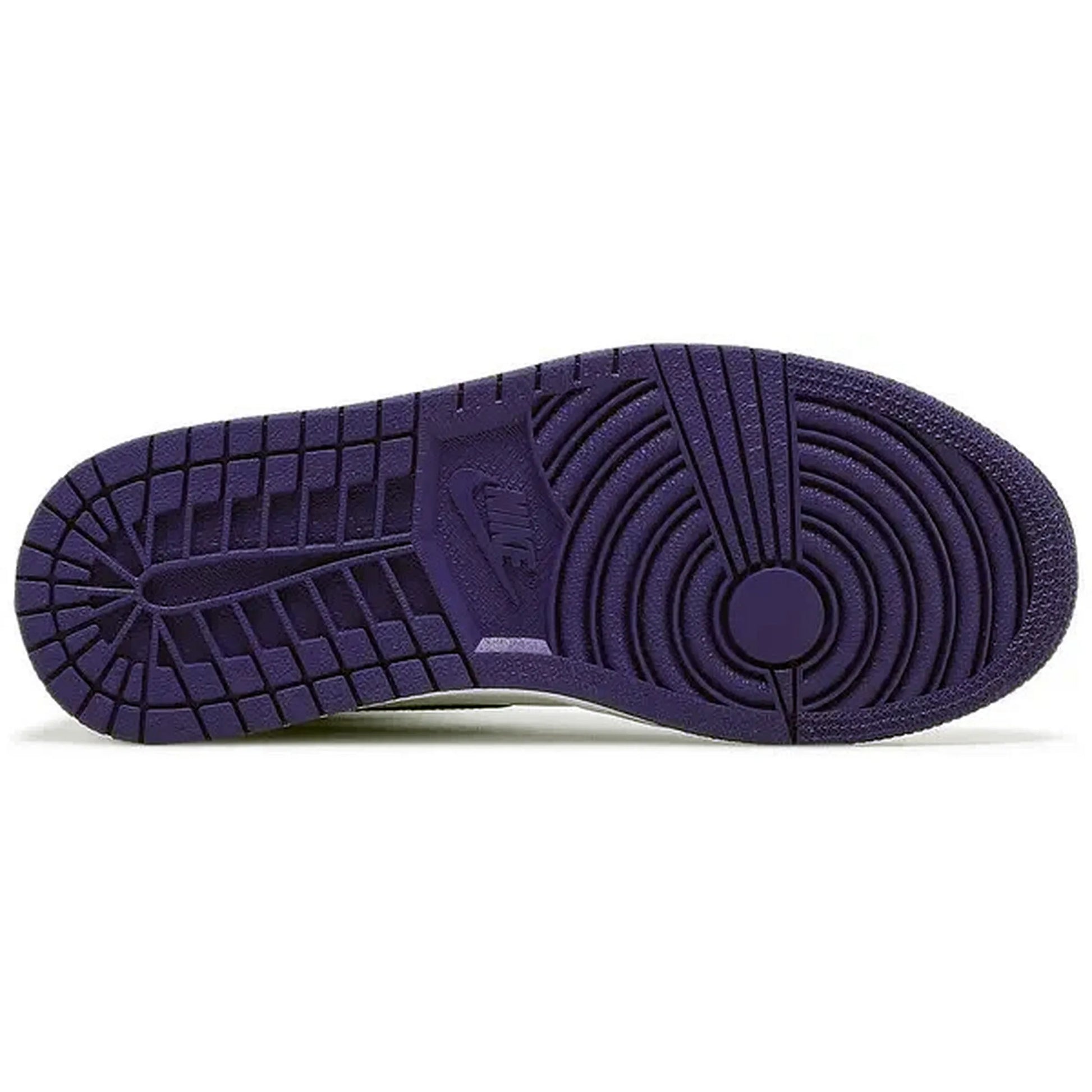 Nike Air Jordan 1 Retro High OG Wmns Court Purple – Damen Sneaker mit lilafarbener Gummisohle, Unteransicht der Laufsohle im klassischen Air Jordan Profildesign.