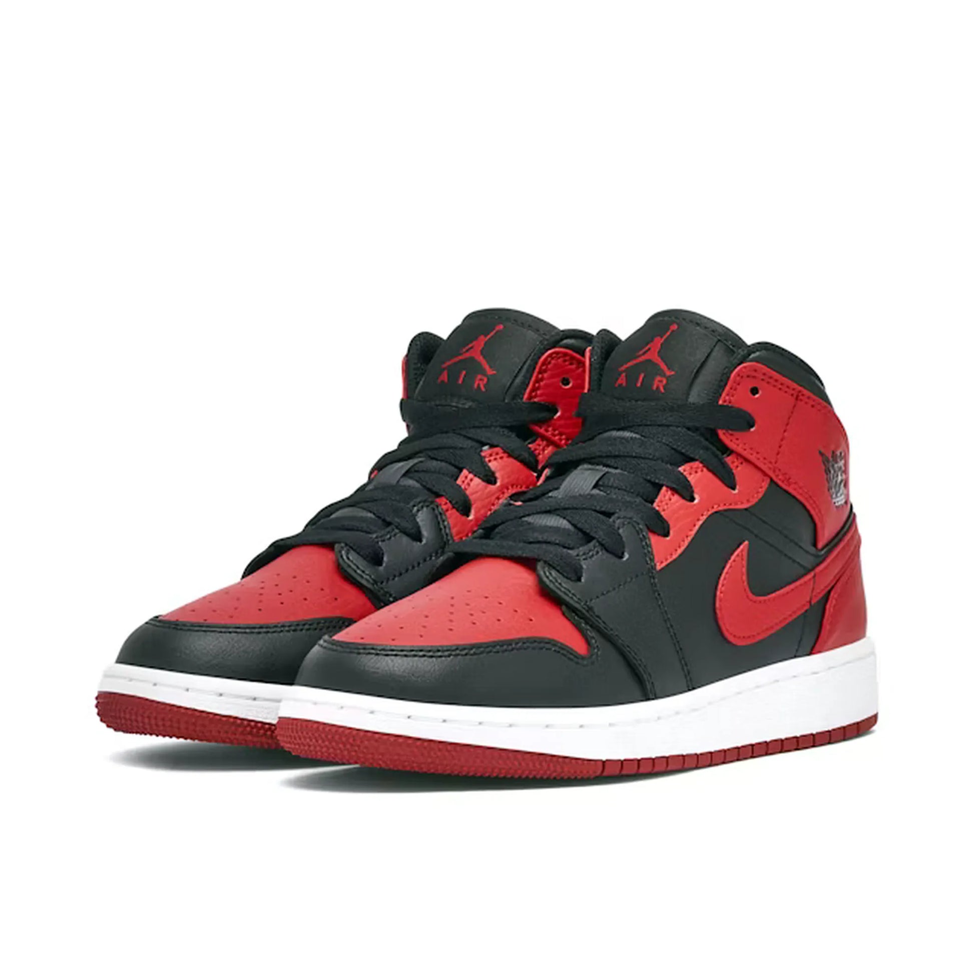 Zwei Air Jordan 1 Mid Sneaker in Schwarz und Rot mit rotem Nike-Swoosh, schwarzer Zunge und weiß-roter Sohle, leicht schräg von vorne auf weißem Hintergrund fotografiert.