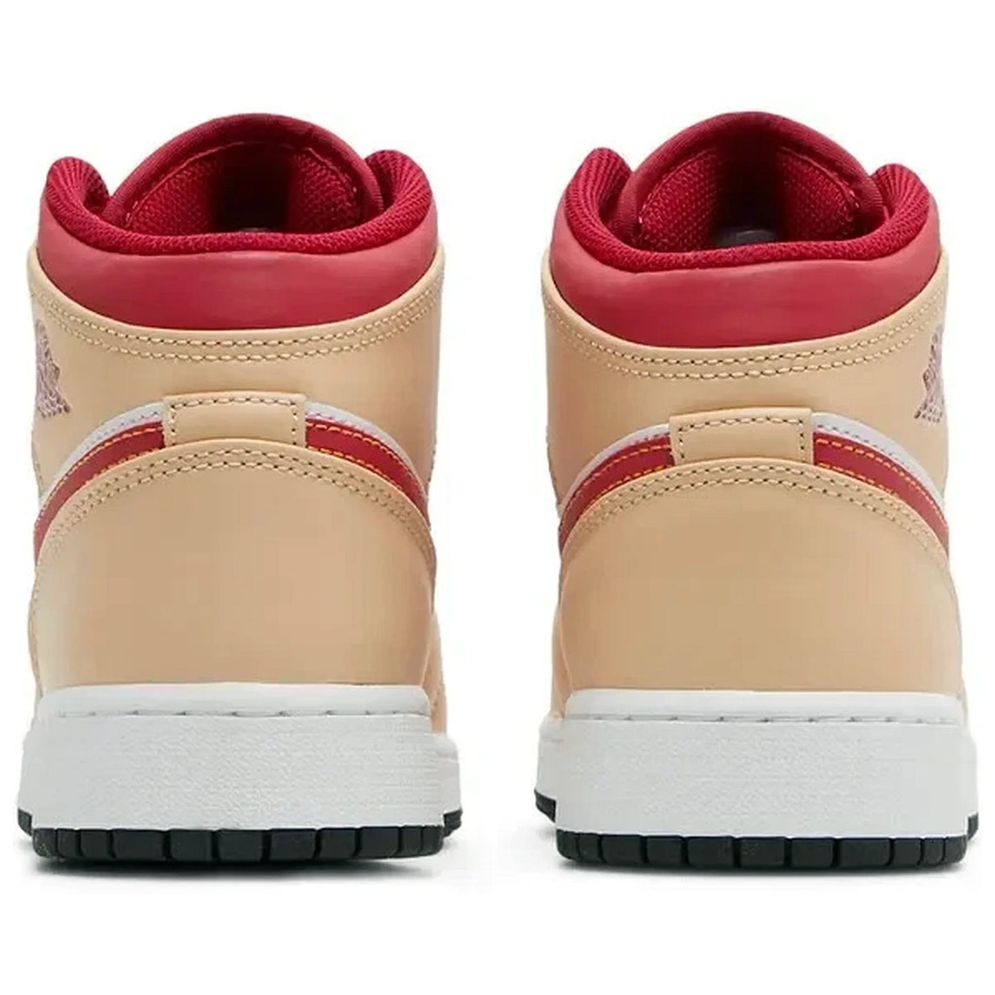 Nike Air Jordan 1 Mid GS Light Curry Cardinal – Rückansicht der Sneaker in Beige und Rot mit gepolstertem Kragen, Lederdetails und klassischem Jordan Design für Kinder und Jugendliche
