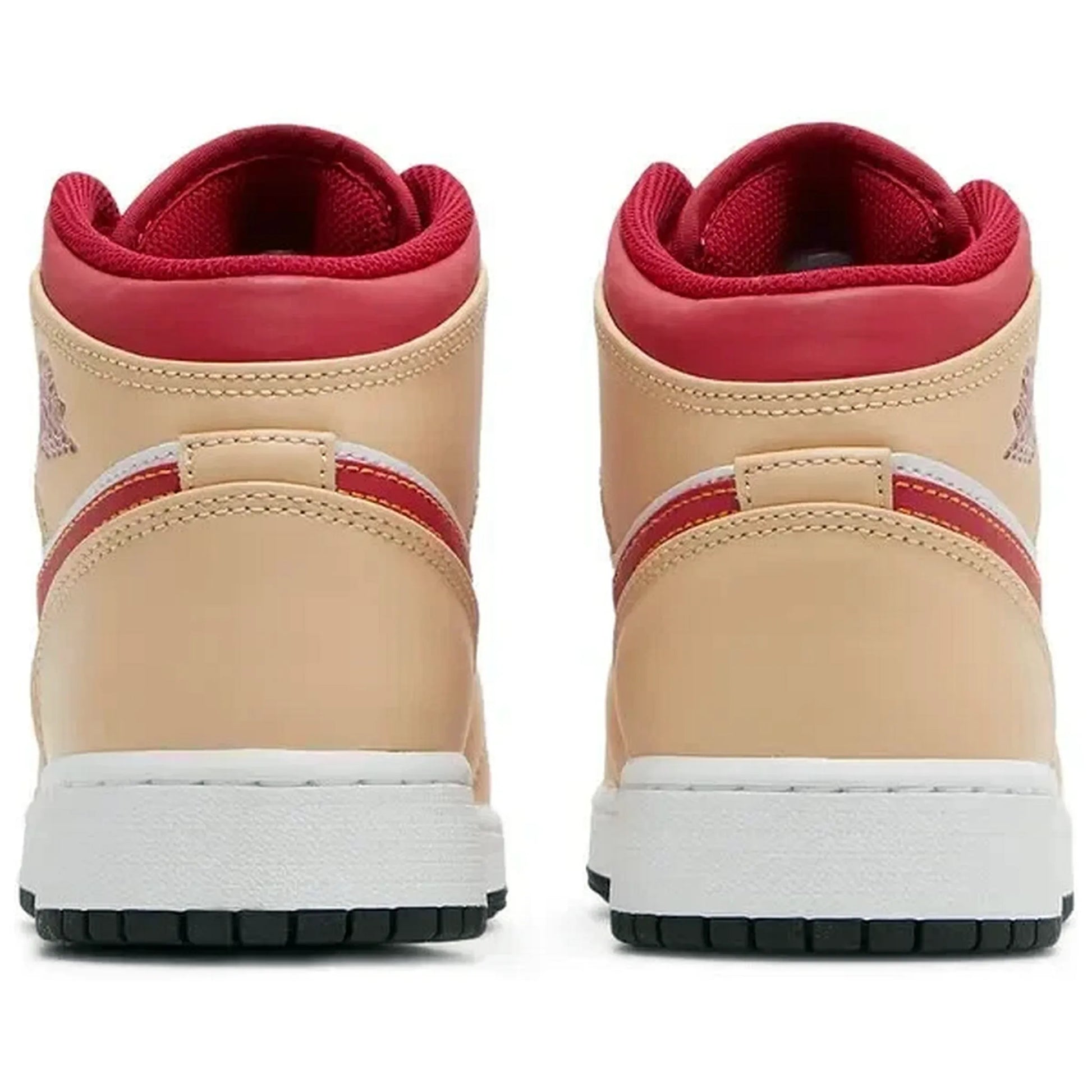 Nike Air Jordan 1 Mid GS Light Curry Cardinal – Rückansicht der Sneaker in Beige und Rot mit gepolstertem Kragen, Lederdetails und klassischem Jordan Design für Kinder und Jugendliche