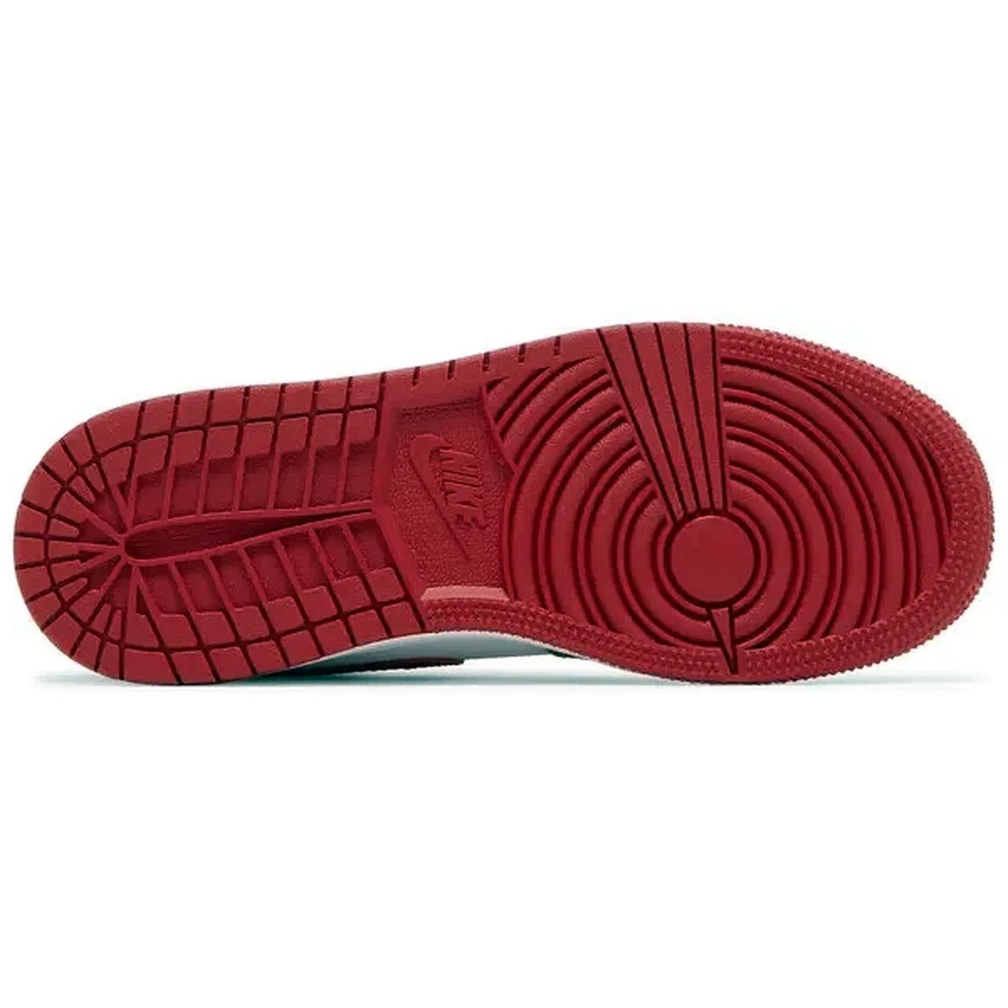 Air Jordan 1 Low GS Bulls, Unterseite des Sneakers mit roter Profilsohle und Nike-Logo in der Mitte, auf weißem Hintergrund.