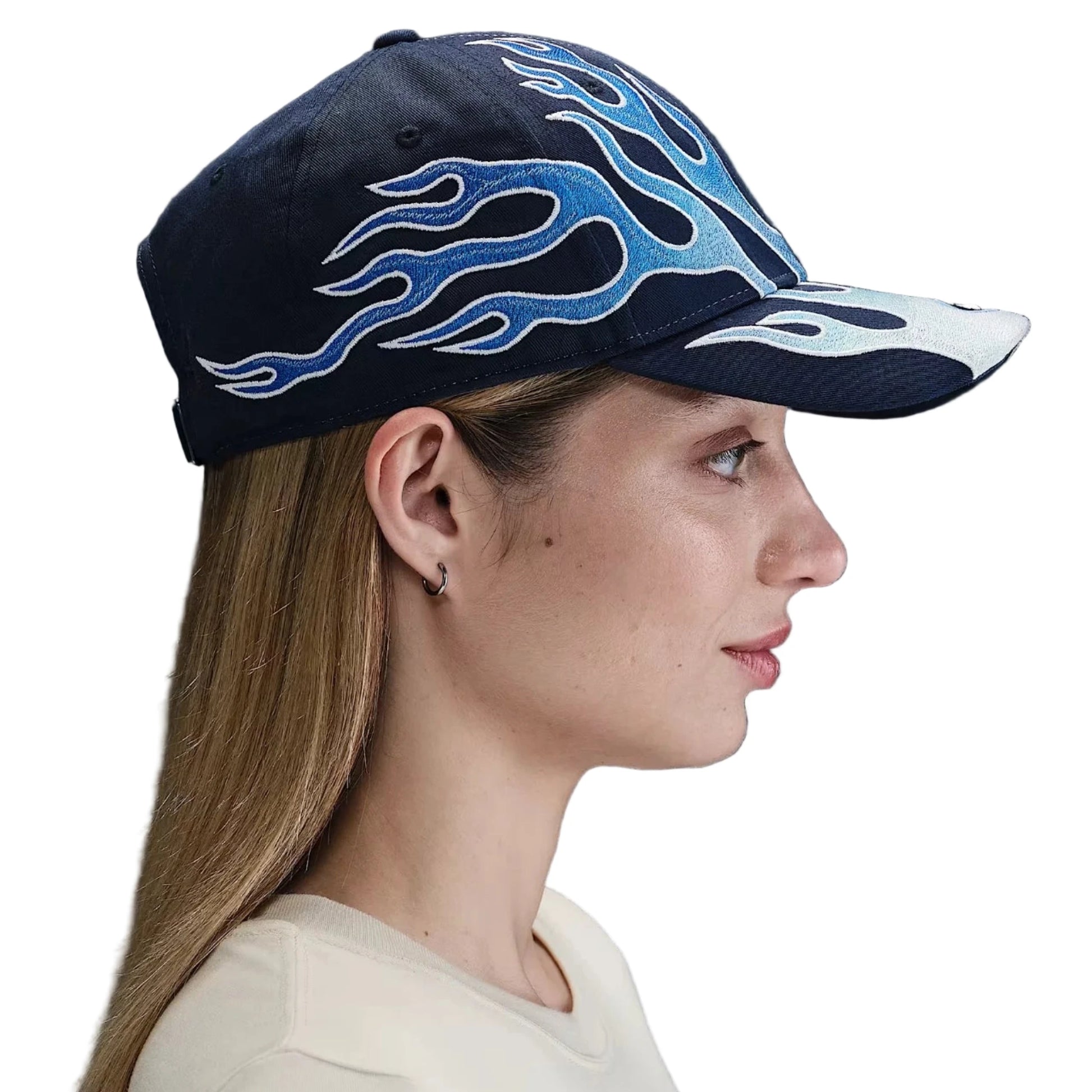 Nike Retro Cap in Navyblau mit auffälligem Flammen-Design – seitliche Ansicht auf einer Frau getragen, Streetwear-Stil mit verstellbarem Verschluss und gestickten Details.