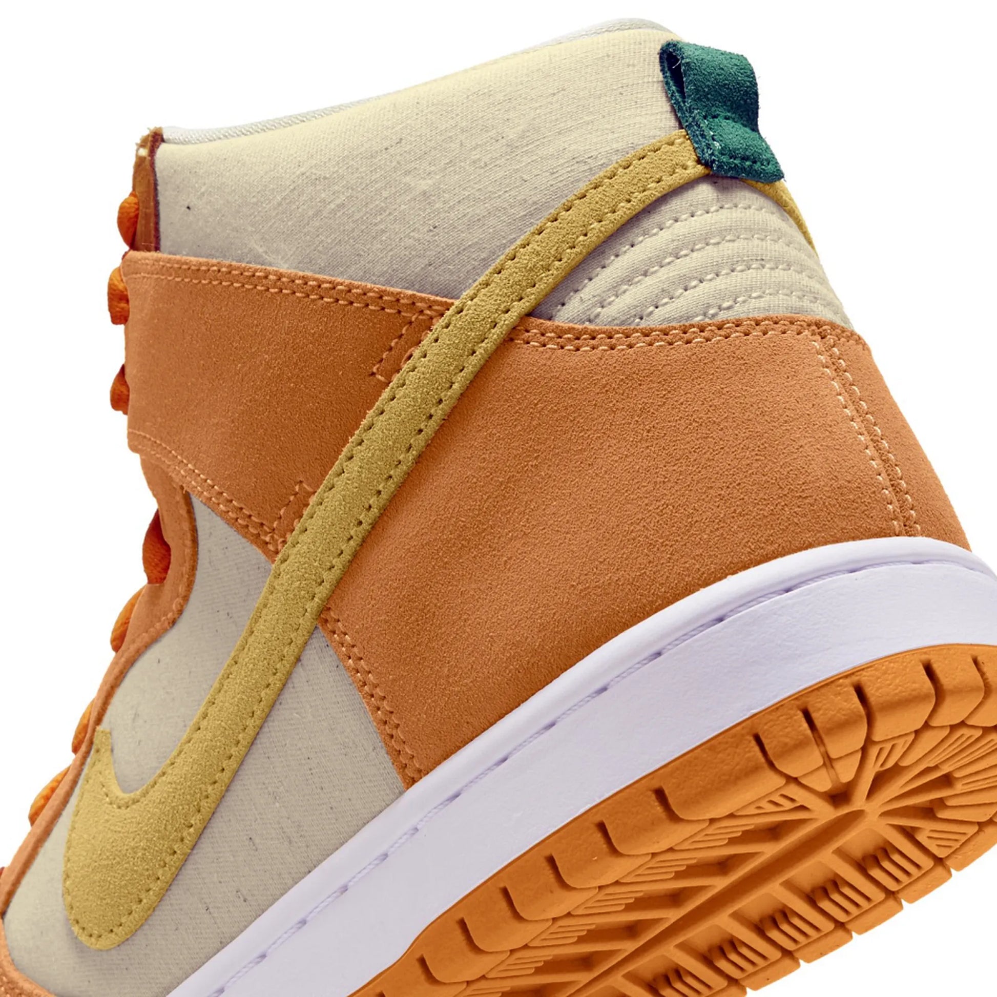 Nike SB Dunk High Pineapple – Detailaufnahme der Ferse mit gelbem Swoosh, orangefarbenem Wildleder und grünem Fersenriemen auf weißem Hintergrund.