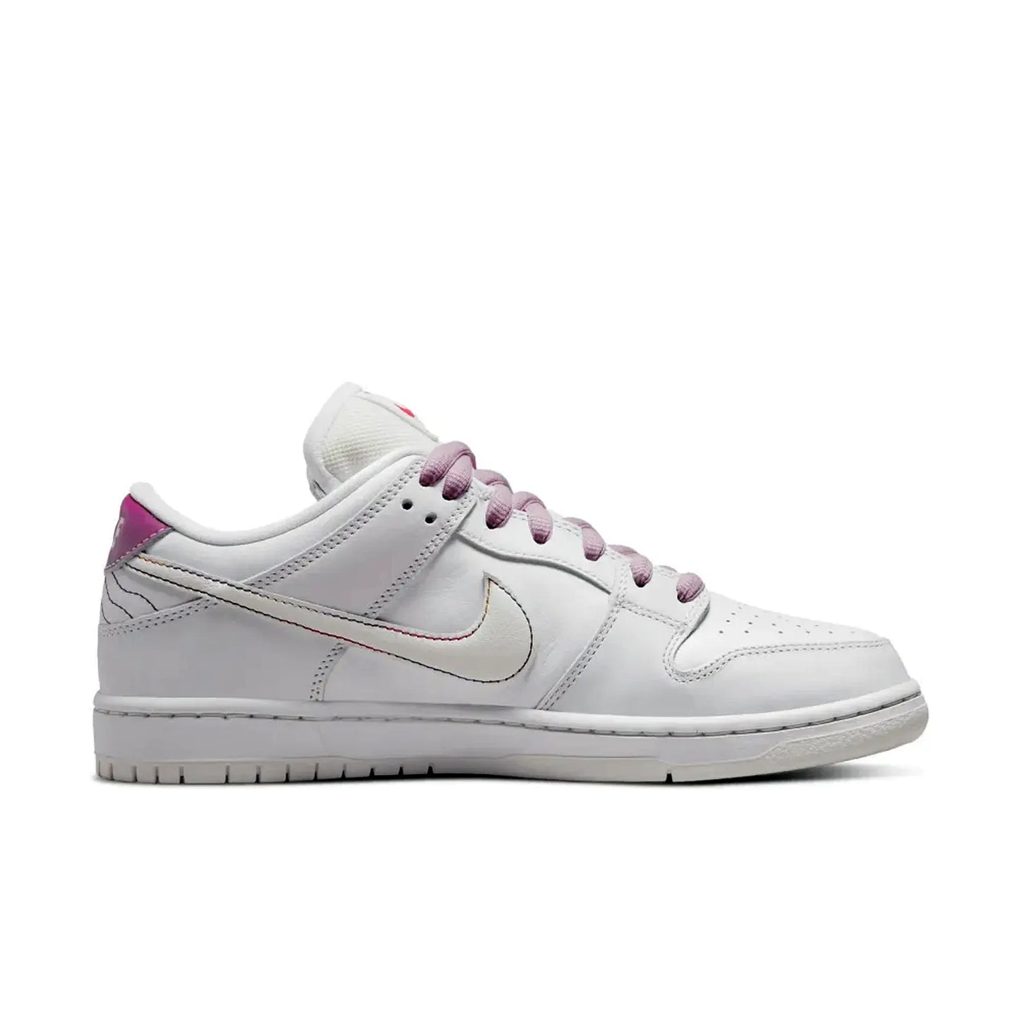 Nike SB Dunk Low Pro Be True – Seitenansicht des weißen Low-Top-Sneakers mit pastellfarbenem Swoosh, violetten Schnürsenkeln und Regenbogen-Details auf weißem Hintergrund.