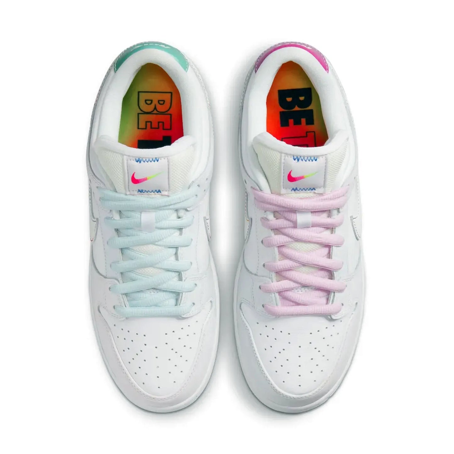 Nike SB Dunk Low Pro Be True – Draufsicht des weißen Sneakers mit unterschiedlich gefärbten Schnürsenkeln in Hellblau und Rosa sowie „Be True“-Schriftzug auf den Einlegesohlen, dargestellt auf weißem Hintergrund.