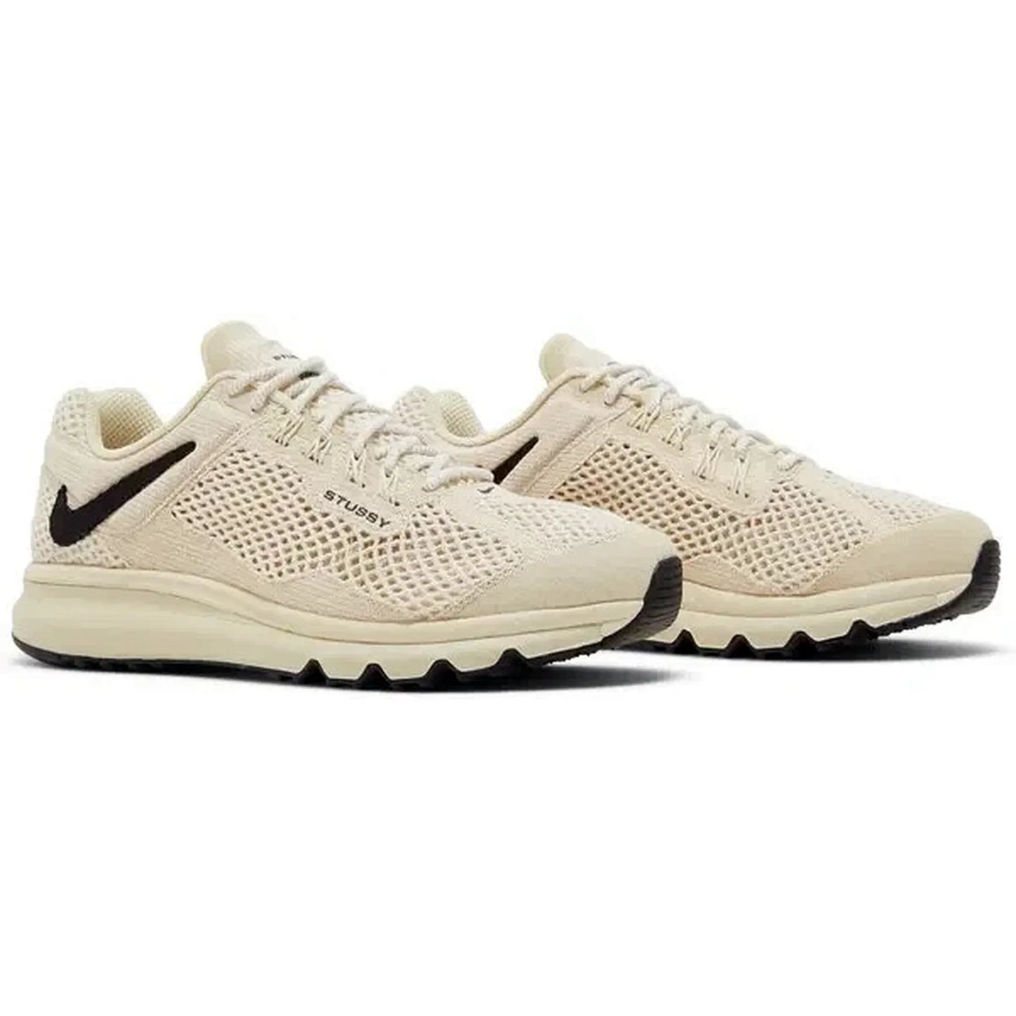 nike air max 2013 x stüssy fossil sneaker paaransicht – beige mesh laufschuhe mit schwarzem swoosh für herren und damen auf weißem hintergrund