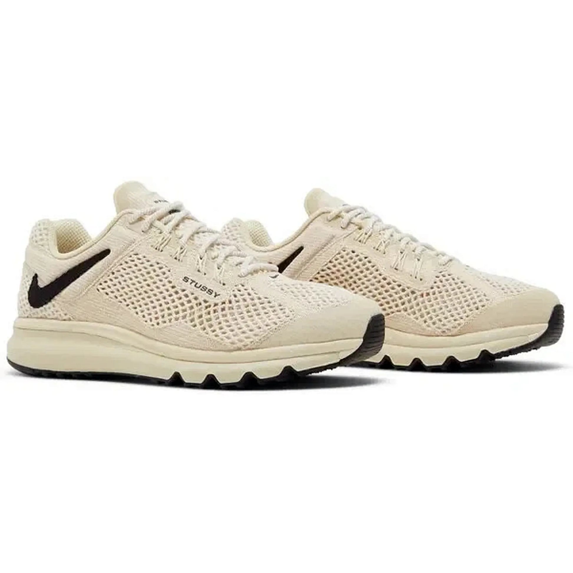nike air max 2013 x stüssy fossil sneaker paaransicht – beige mesh laufschuhe mit schwarzem swoosh für herren und damen auf weißem hintergrund