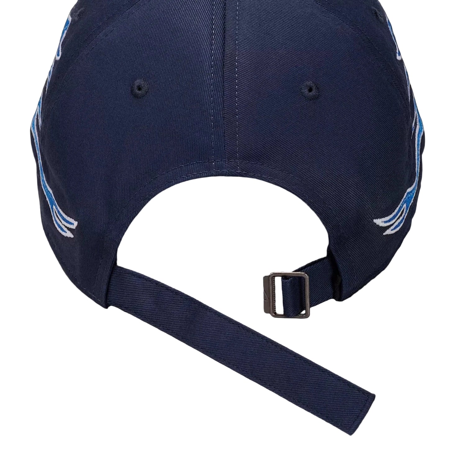 Rückansicht der Nike Vintage Cap in Navyblau mit hellblauen Flammenstickereien – verstellbarer Riemen aus Stoff, modernes Accessoire im Retro-Streetwear-Stil.