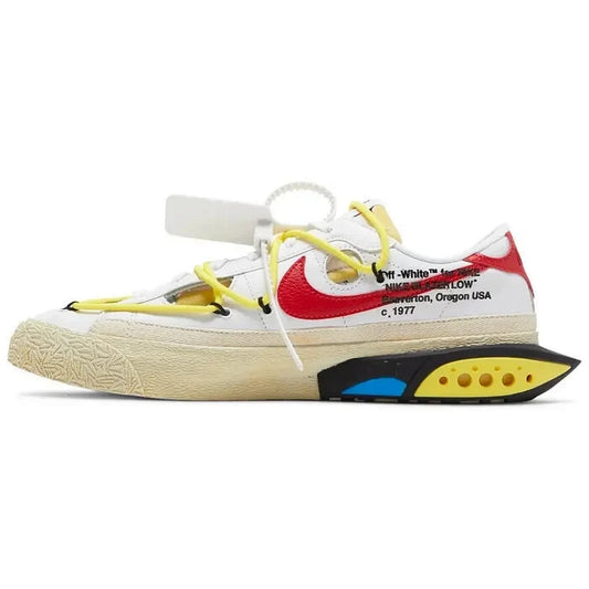 Off-White x Nike Blazer Low University Red – Seitenansicht innen – weißer Sneaker mit rotem Nike-Swoosh, gelben Doppelschnürsenkeln und typischem Off-White-Branding „Beaverton, Oregon USA“ auf der Seite