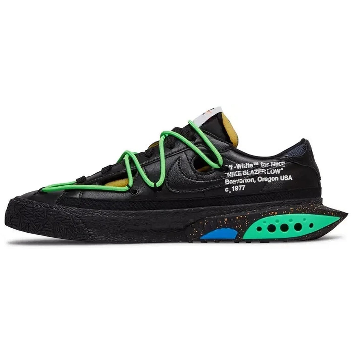 Off-White x Nike Blazer Low Black Electro Green – Seitenansicht – schwarzer Low-Top-Sneaker mit grünem Schnürsystem, weißen Off-White-Schriftzügen und auffälliger Mittelsohle mit blauen und grünen Akzenten
