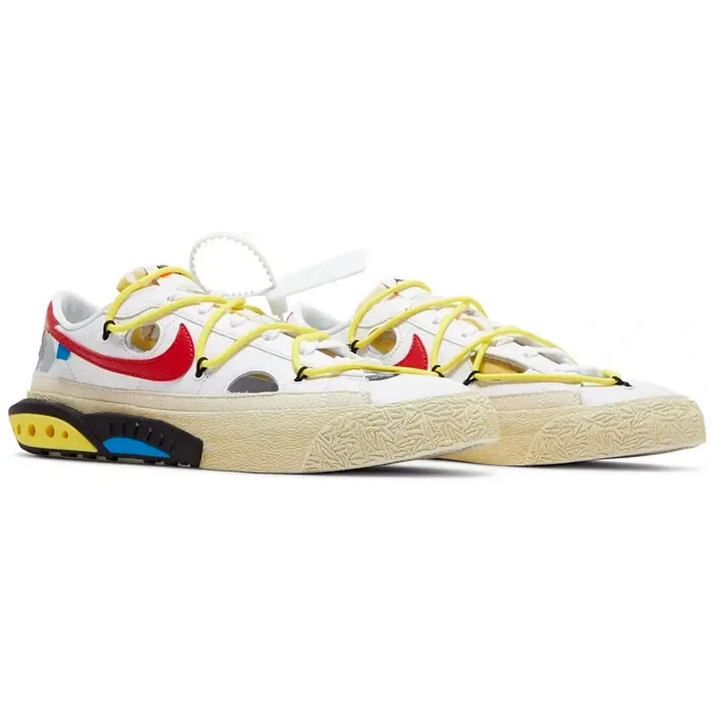 Off-White x Nike Blazer Low University Red – Paaransicht – weiße Sneaker mit rotem Swoosh, gelben Doppelschnürsenkeln und auffälliger mehrfarbiger Zwischensohle in Blau, Gelb und Schwarz