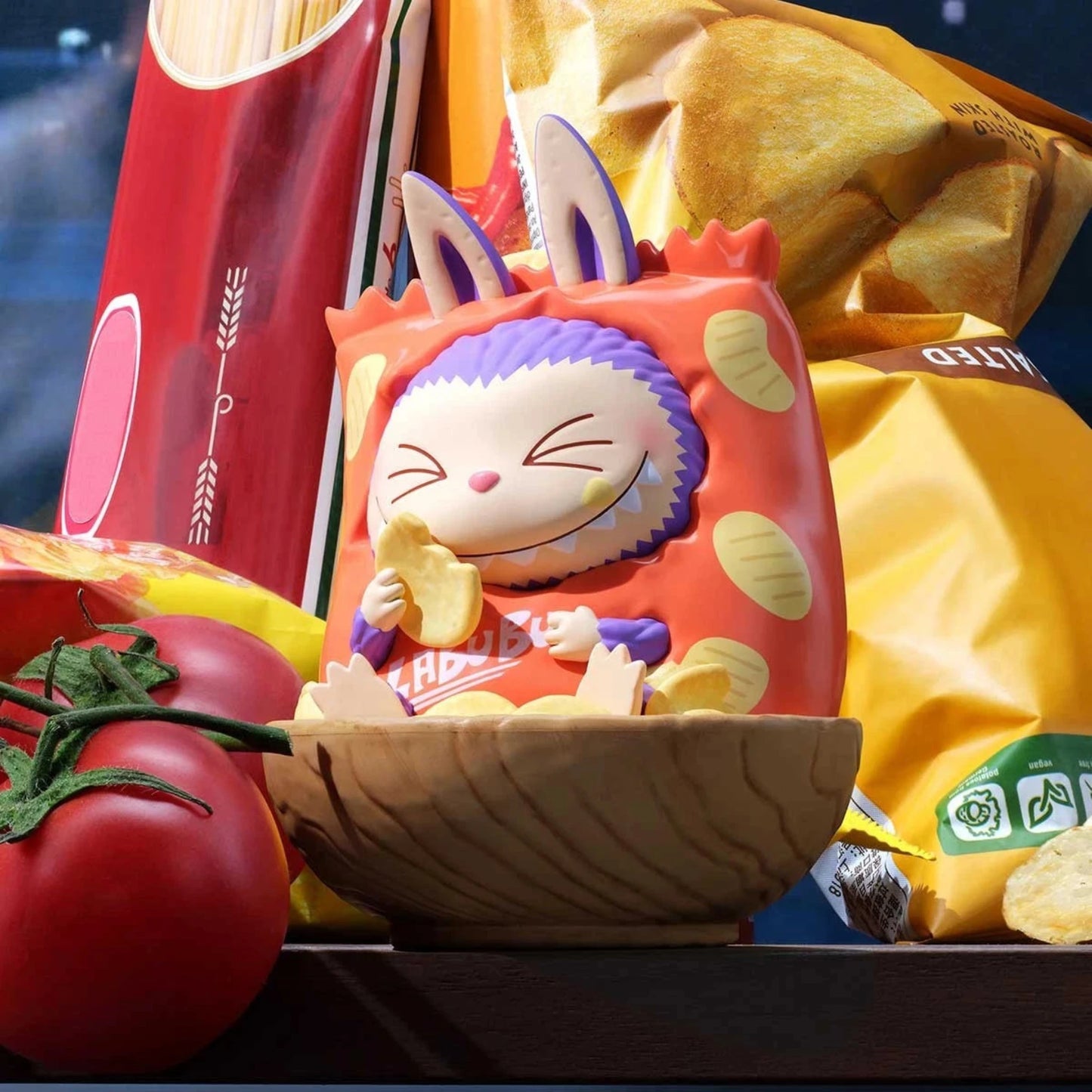 POP MART LABUBU Limited Edition Figur – exklusive Sammlerfigur aus der Wacky Mart Serie, zeigt LABUBU in einem roten Snack-Kostüm mit Chips und verspieltem Ausdruck.