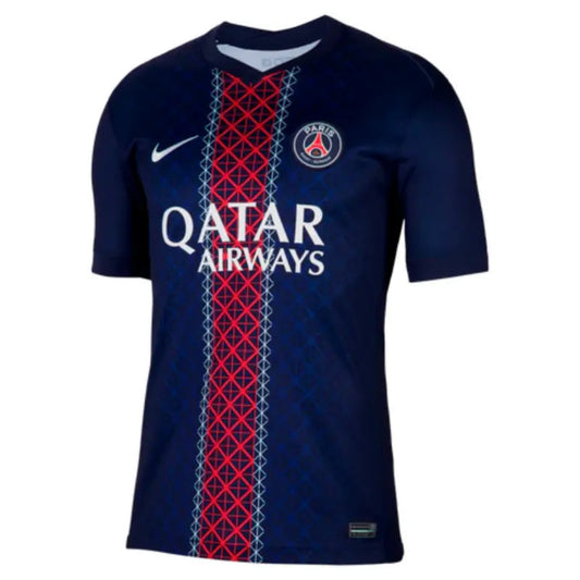 Vorderansicht des PSG Heimtrikots 2025/26 – Paris Saint-Germain XO Edition mit rotem Mittelstreifen, Qatar Airways Logo und Nike-Swoosh. Offizielle Vereinsfarben in Dunkelblau und Rot.