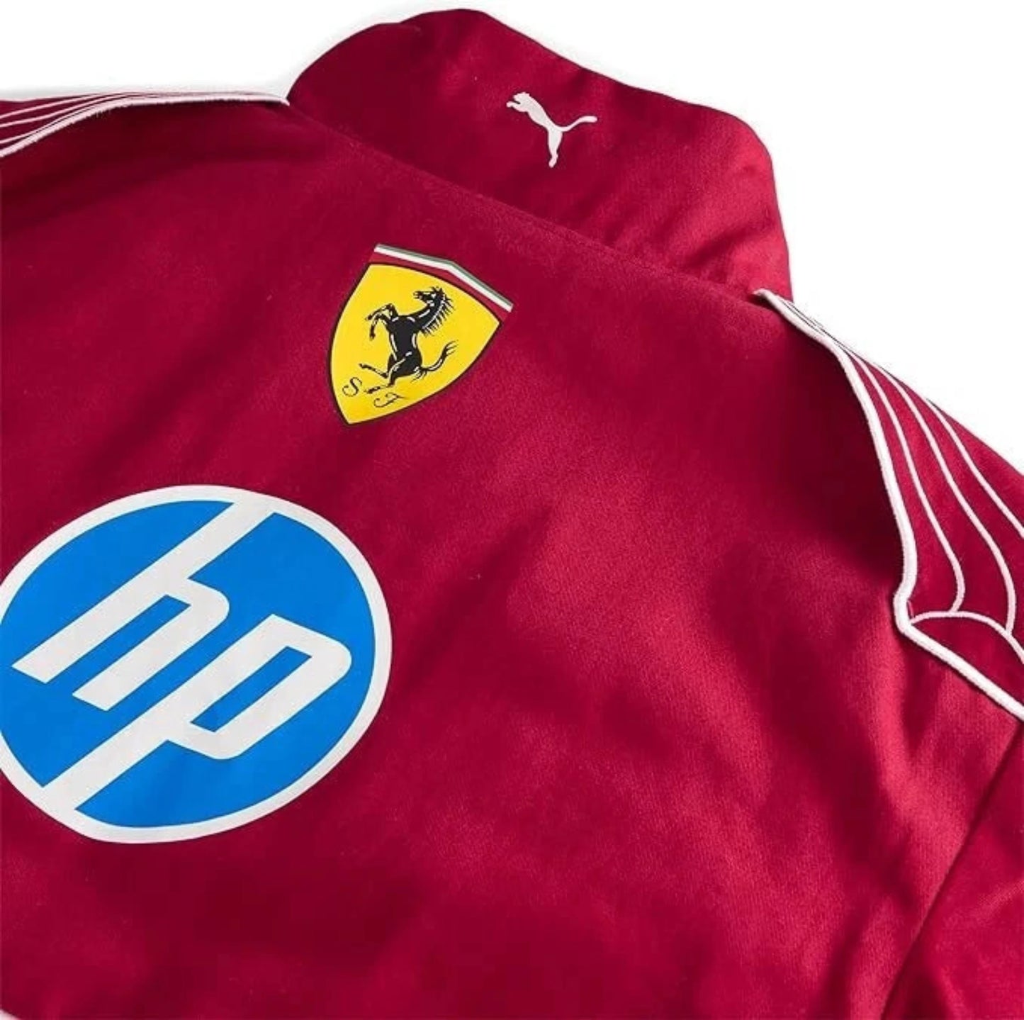 Rückansicht der roten PUMA Scuderia Ferrari Motorsportjacke mit Ferrari-Logo und HP-Sponsoraufdruck – sportliches Apparel im offiziellen F1-Teamstil.