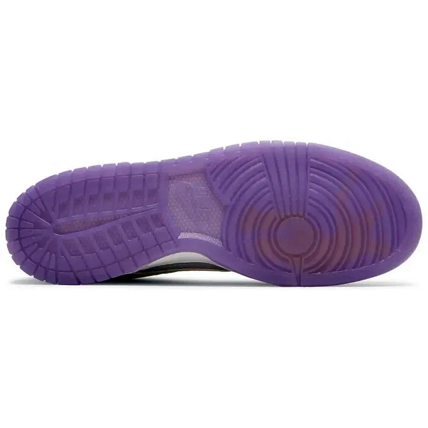 Nike Dunk Low Union Passport Pack Court Purple – Unteransicht des Sneakers mit transluzenter lilafarbener Außensohle auf weißem Hintergrund.