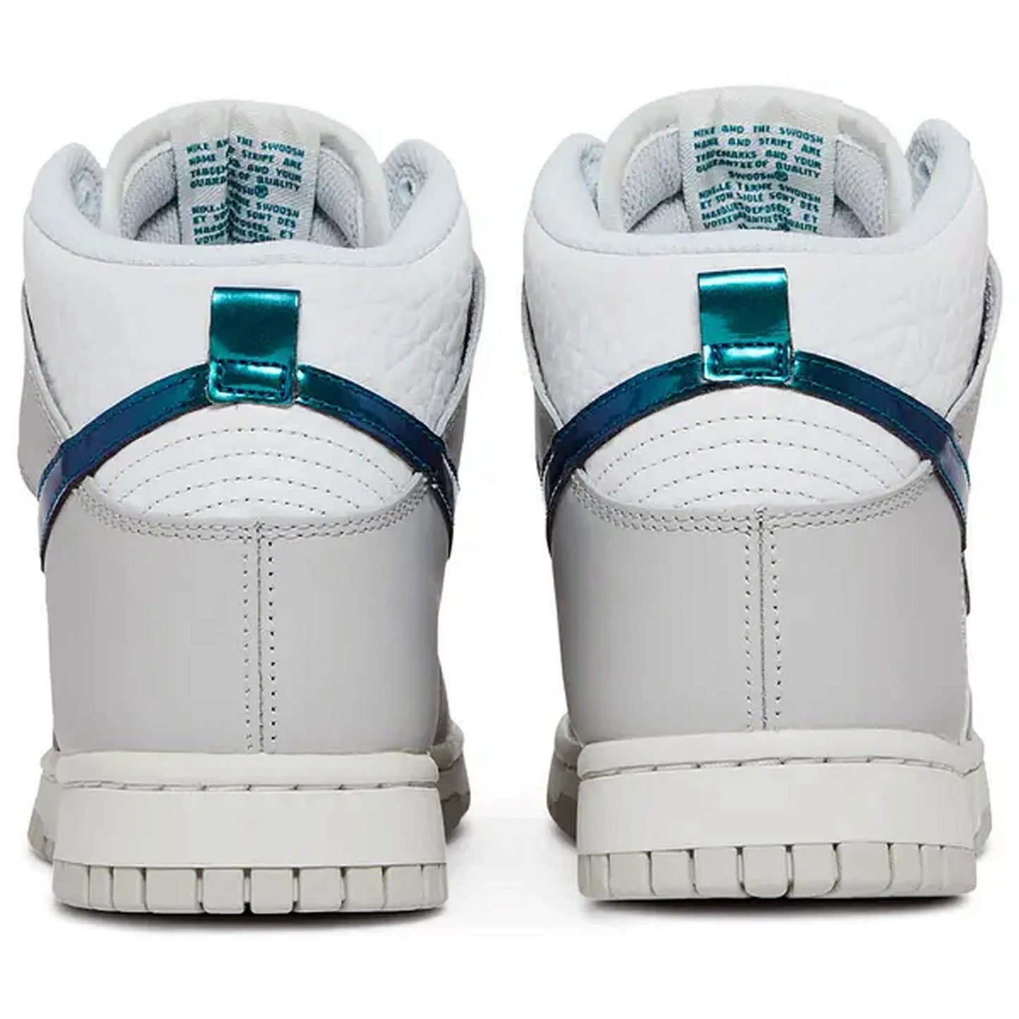 Nike Dunk High FLS Damen – Rückansicht des weißen und grauen High-Top-Sneakers mit glänzend türkisfarbenem Fersenriemen, heller Mittelsohle und Profilsohle auf weißem Hintergrund