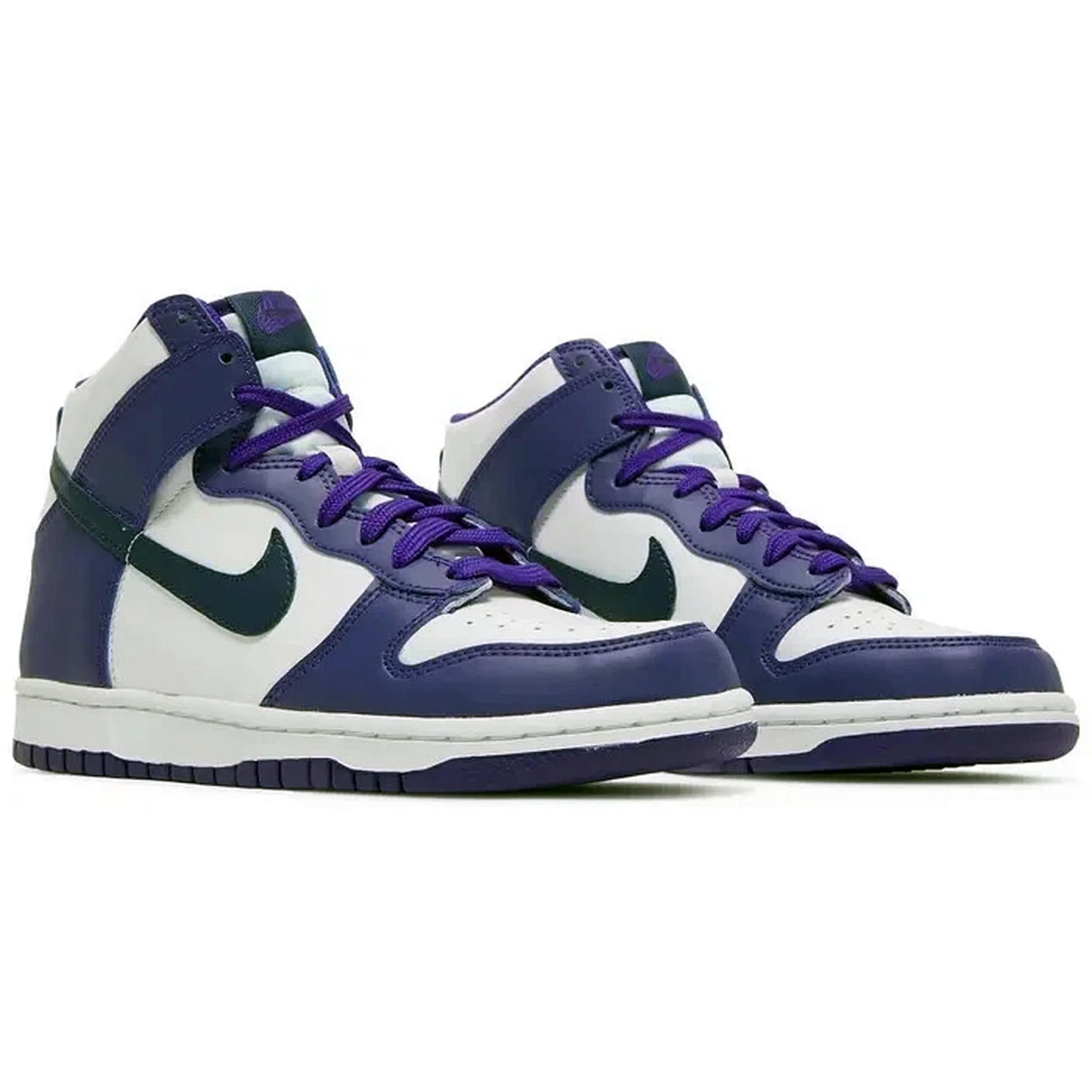 Nike Dunk High GS Electro Purple Midnight Navy – Paaransicht des weißen und violetten Retro-Sneakers mit dunklem Swoosh und lilafarbenen Schnürsenkeln – Vorderansicht