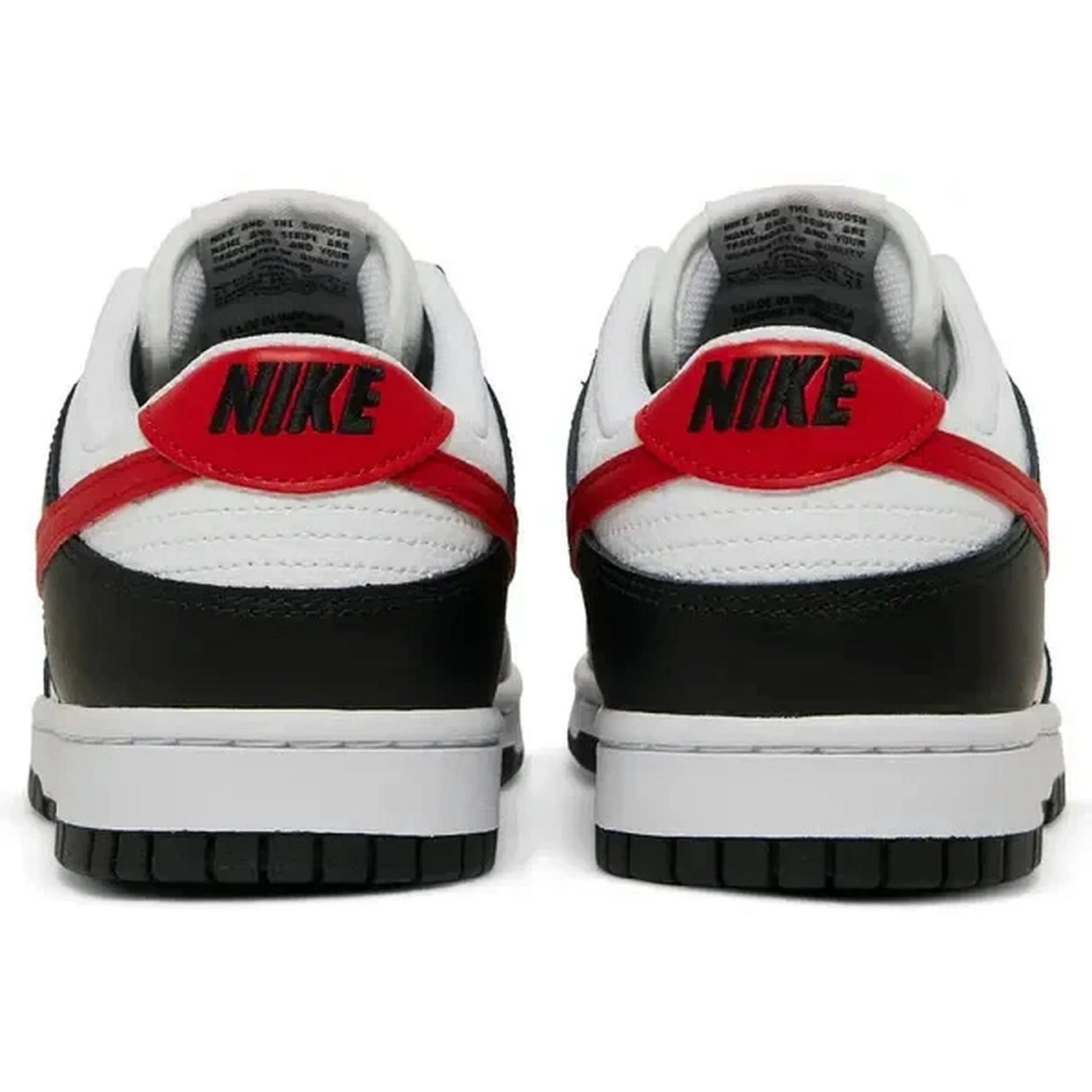 Nike Dunk Low Retro Red Swoosh Panda – Rückansicht des schwarz-weißen Sneakers mit rotem Fersenriemen und schwarzem Nike-Logo, präsentiert auf weißem Hintergrund.