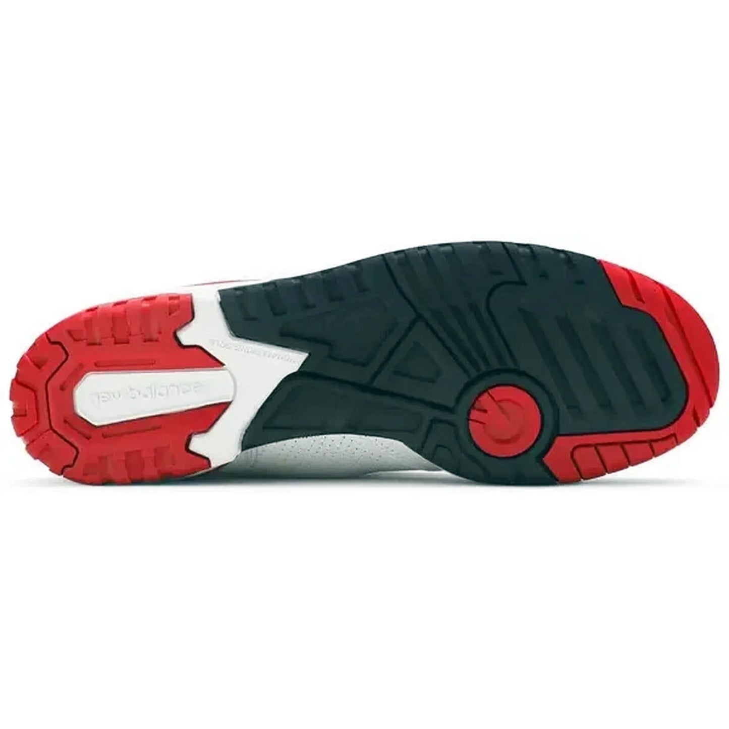 New Balance 550 White Red – Unteransicht des Retro-Sneakers mit rot-schwarzer Gummisohle, markantem Profil und zentralem New-Balance-Logo für optimalen Grip im Basketball-Stil.