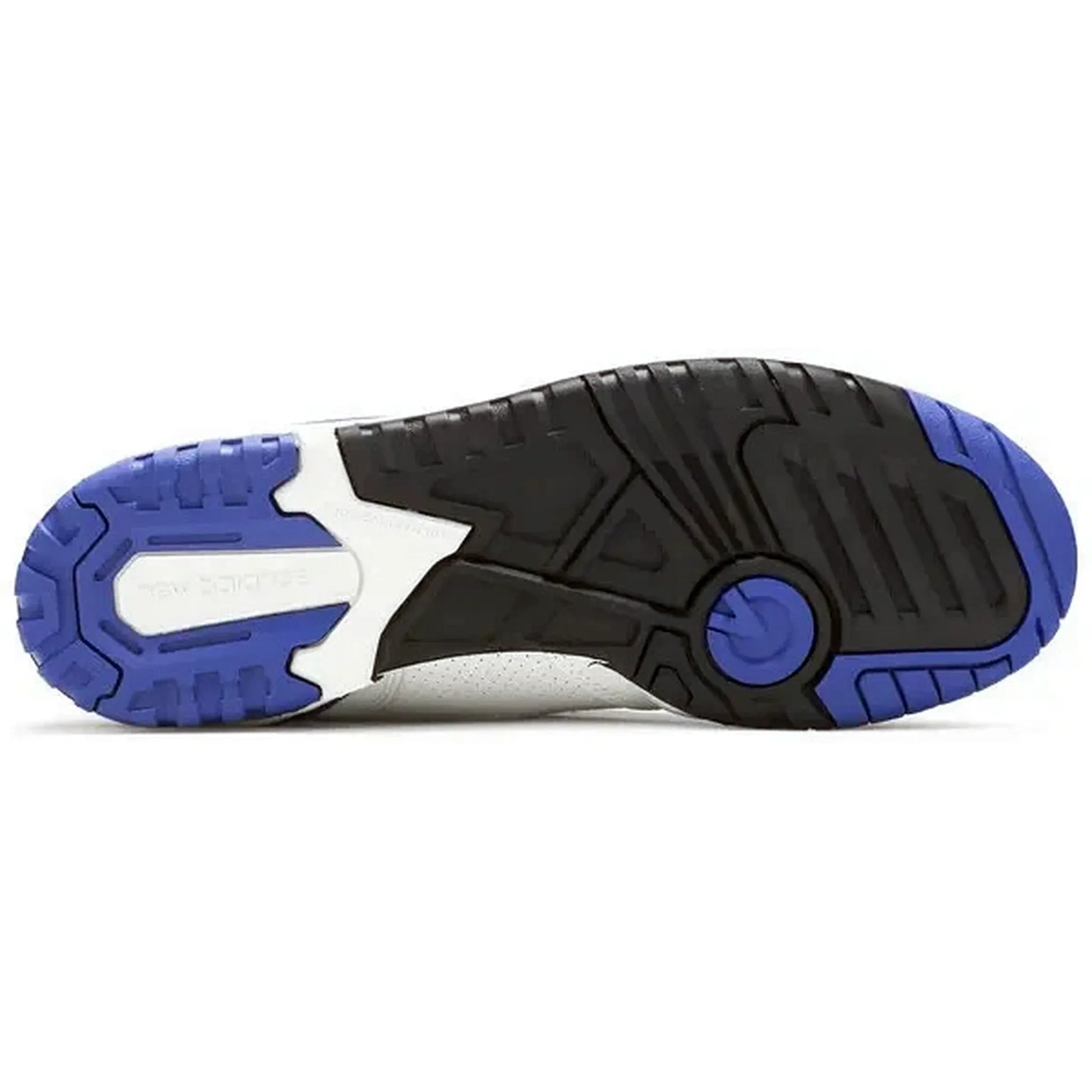 New Balance 550 White Blue – Unteransicht der Sohle mit blau-schwarzem Profil und New-Balance-Logo, zeigt das robuste Design und die hochwertige Gummimischung des Retro-Sneakers.