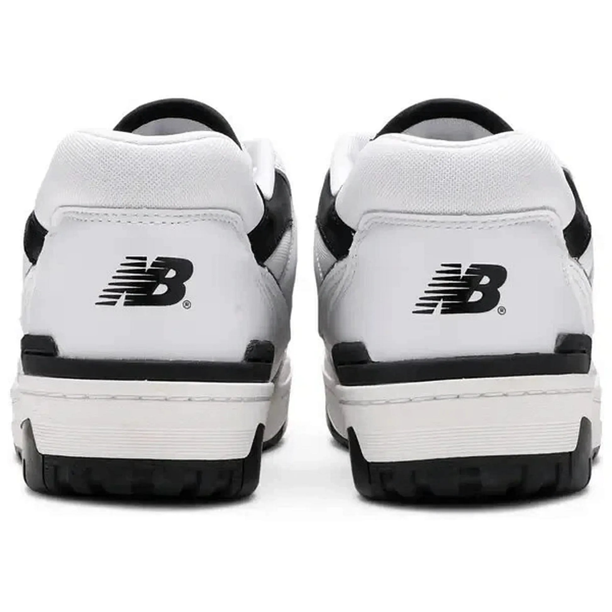 ChatGPT:

New Balance 550 Sea Salt Black – Rückansicht des weißen Sneakers mit schwarzem „NB“-Logo, gepolsterter Ferse und zweifarbiger Retro-Außensohle.