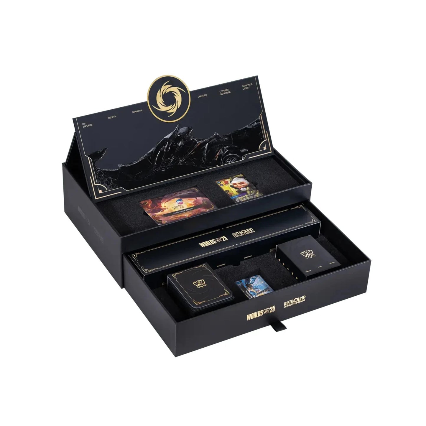 Geöffnete Riftbound Worlds 2025 Collector Box mit Karten und Sammlerstücken